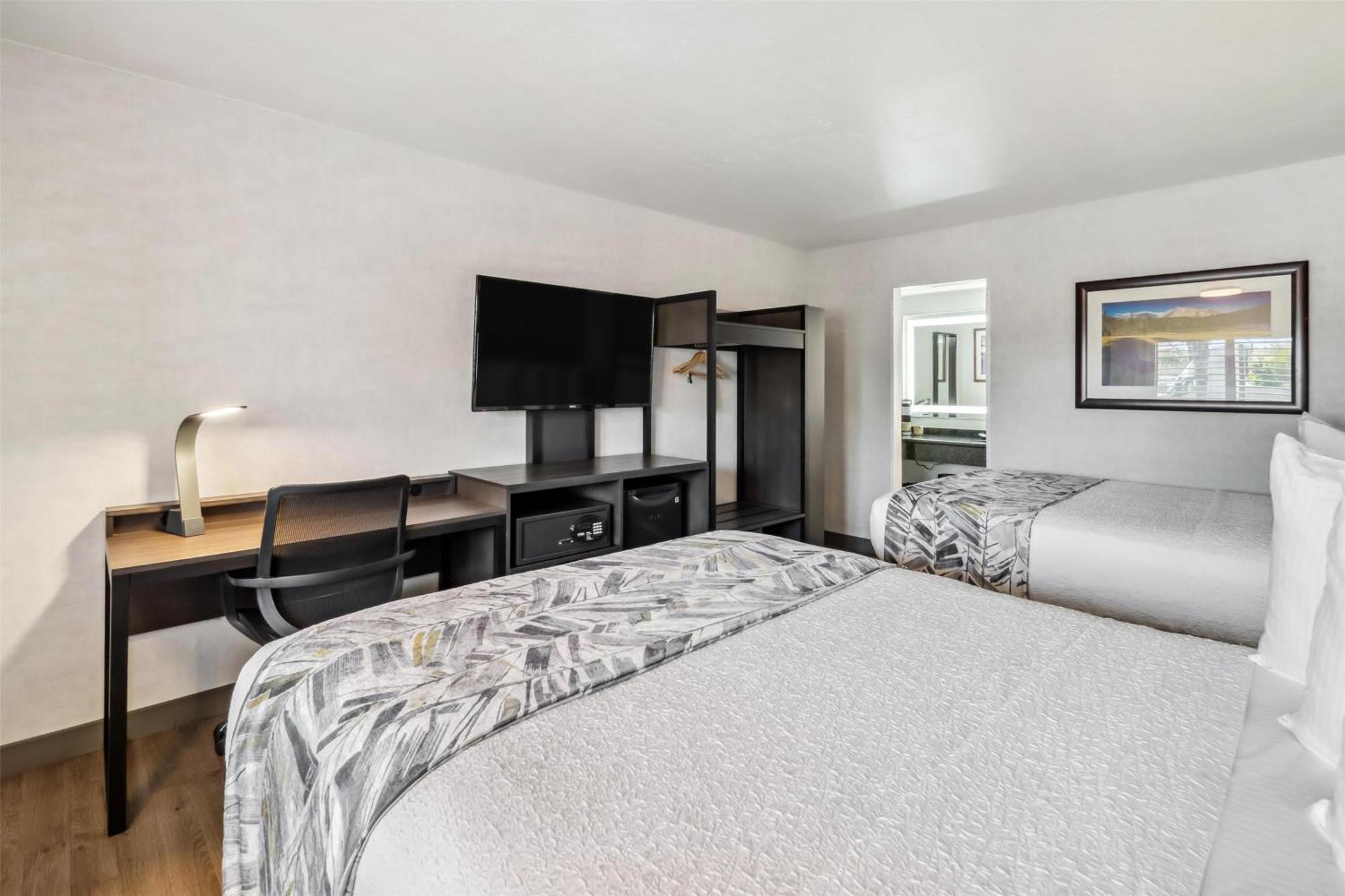 Executive Queen Room Two Queen Beds Pet Friendly or Non-Smoking