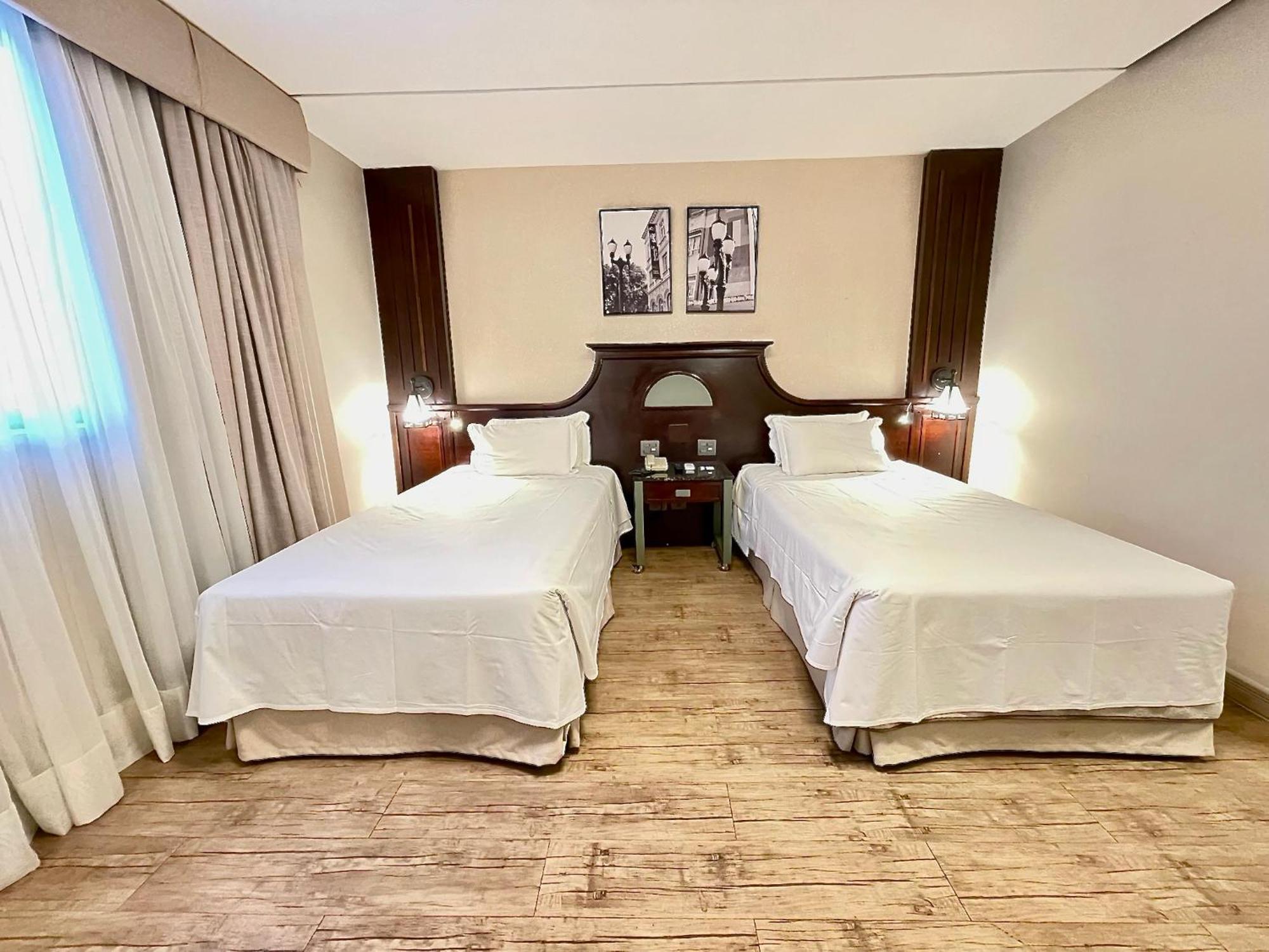 Quarto com 2 Camas de Solteiro