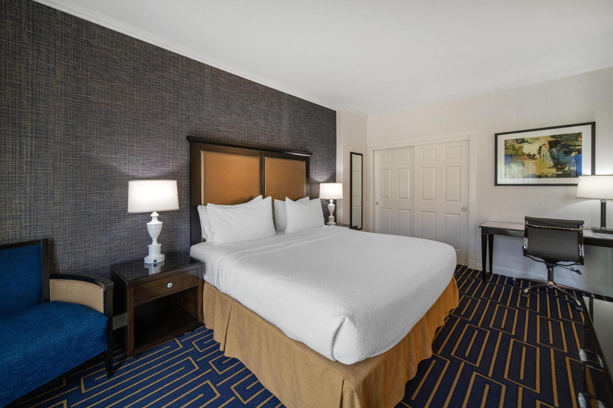 King Suite with Sofa Bed and Whirlpool - Nonsmoking