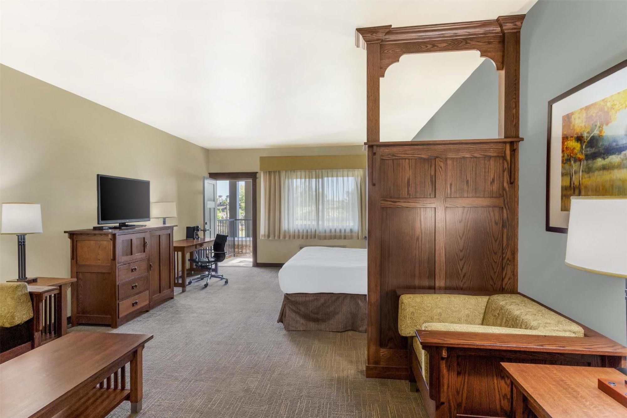 King Suite with Balcony - Non-Smoking