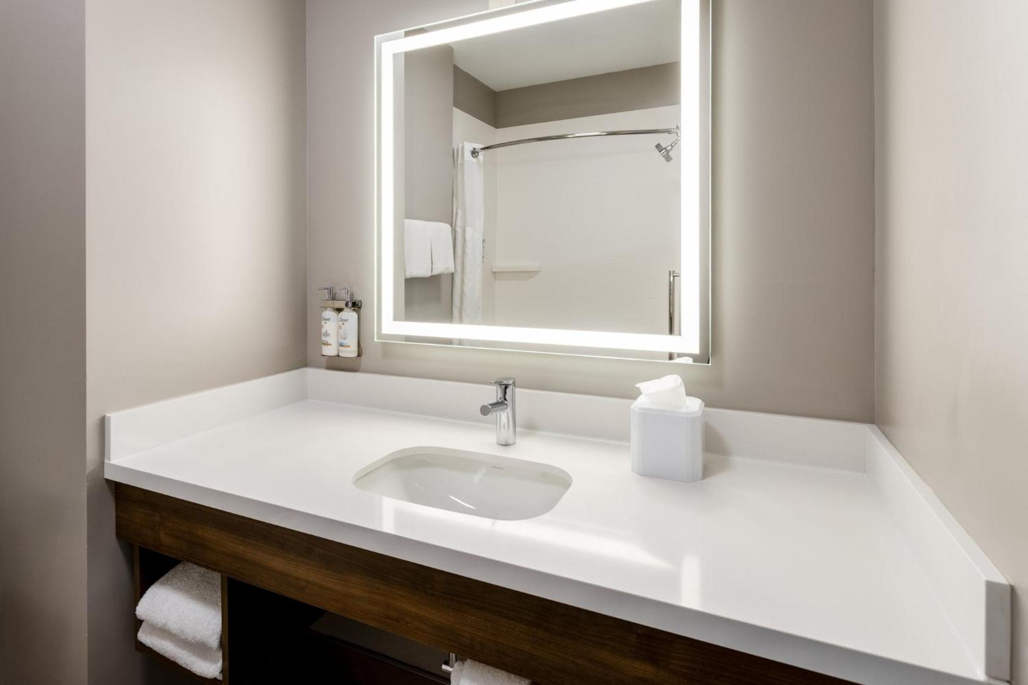 Standard King Room with Mobility Accessible Tub