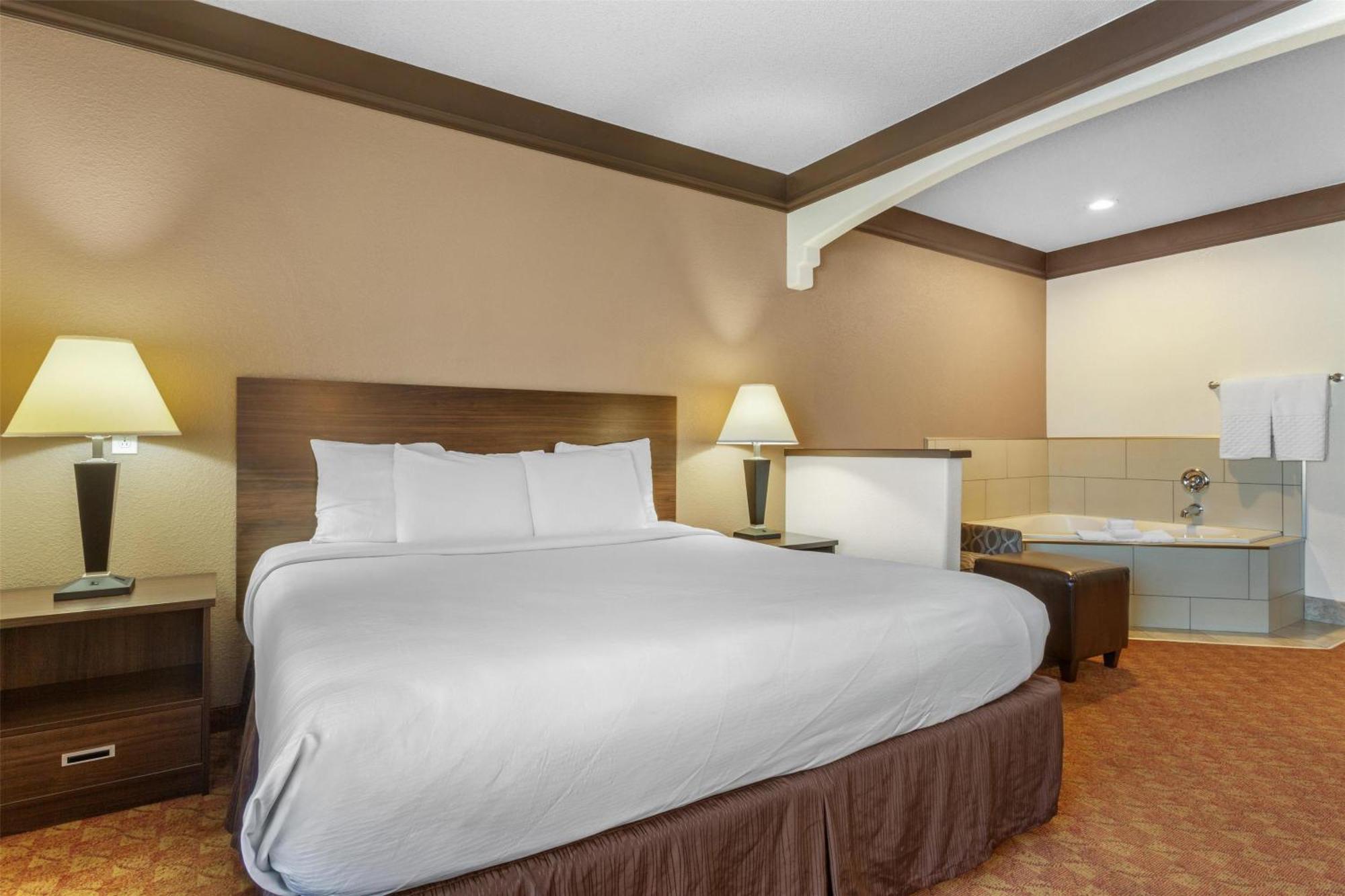 Executive King Room Whirlpool Non-Smoking,1697925490:JPEG