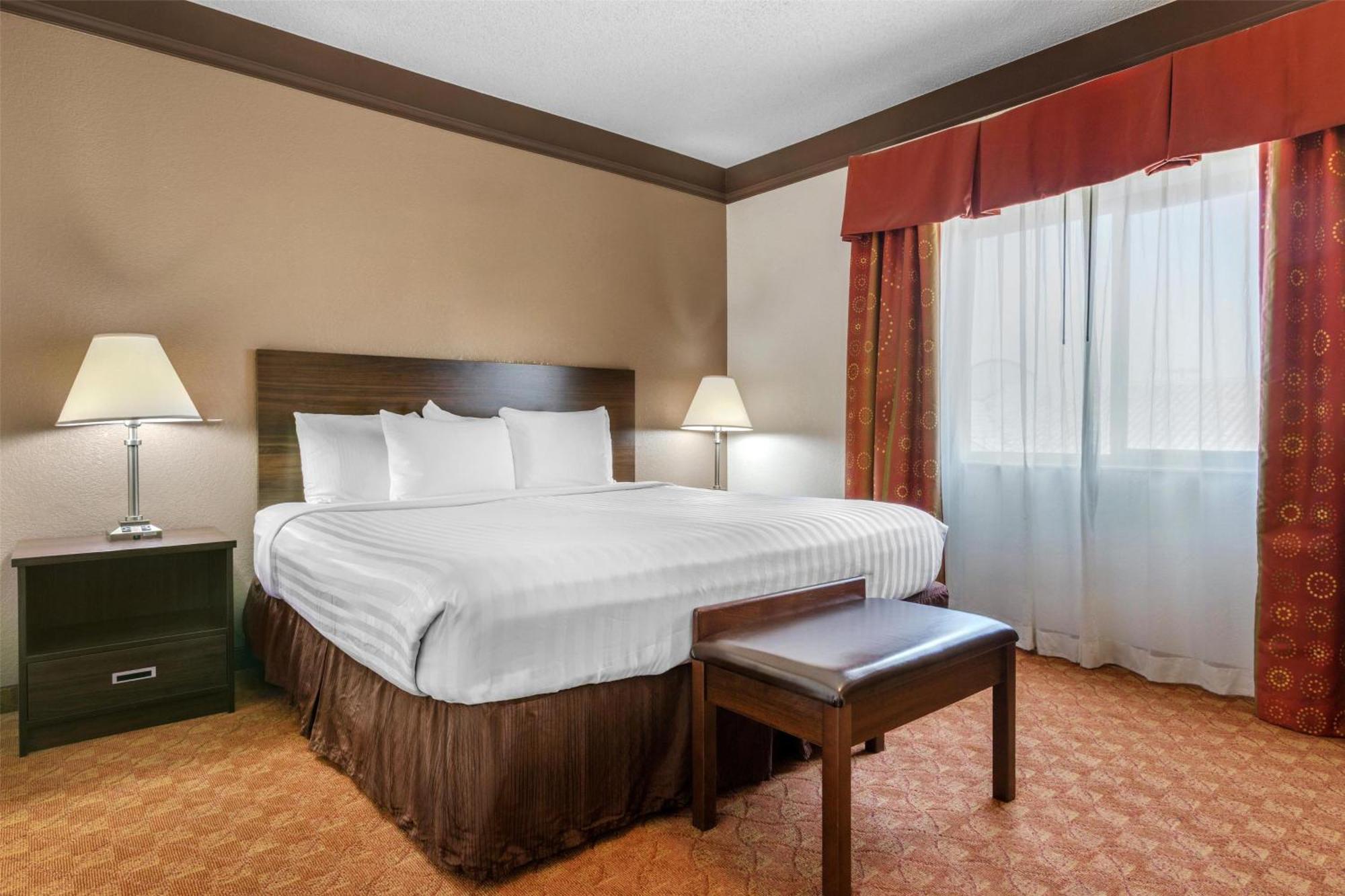Two-Room Suite One King Bed Two Queen Beds Non-Smoking