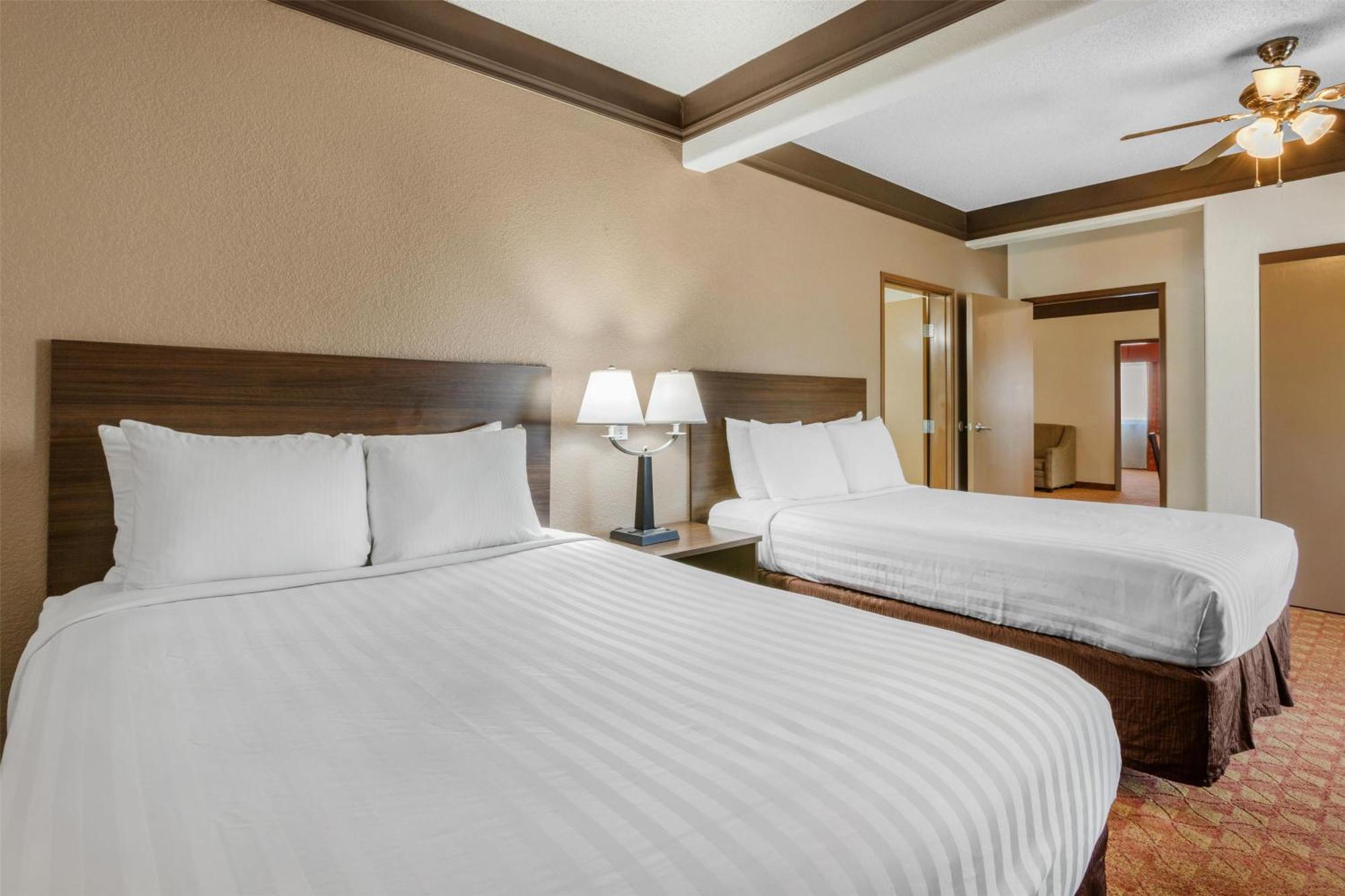Two-Room Suite One King Bed Two Queen Beds Non-Smoking,1697925502:JPEG