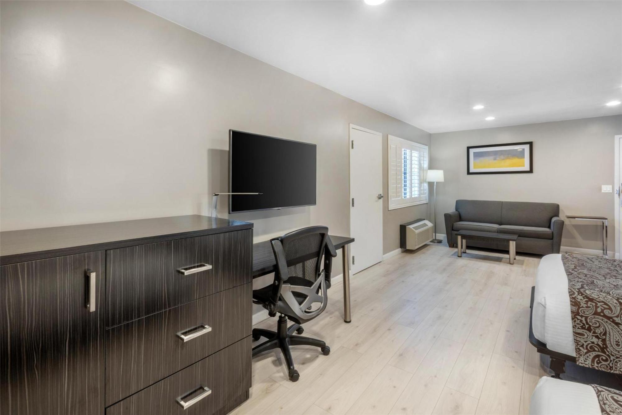 Queen Room with Two Queen Beds -Communication Assistance/Non-Smoking