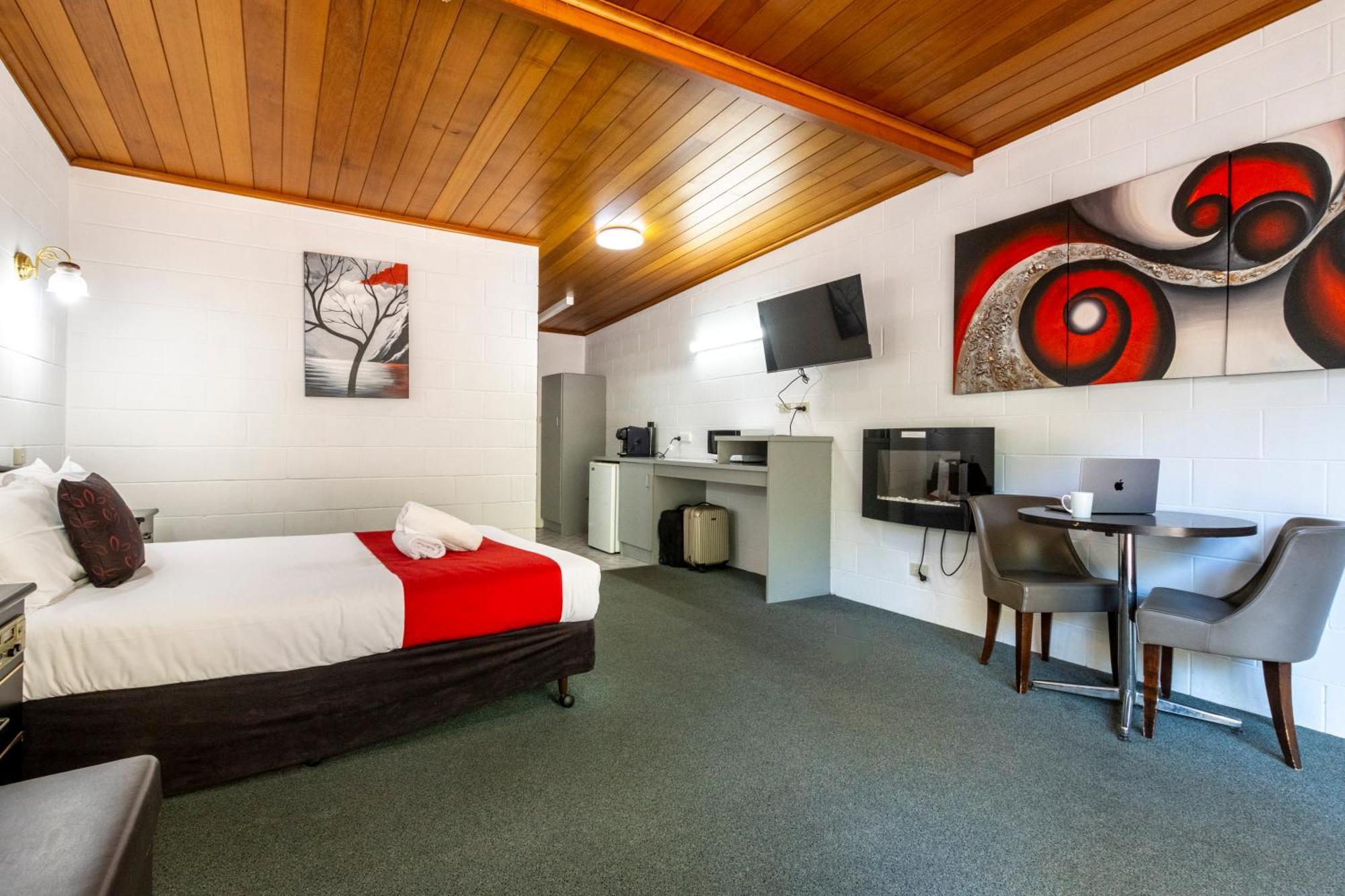 Superior Queen Motel Room with Bath