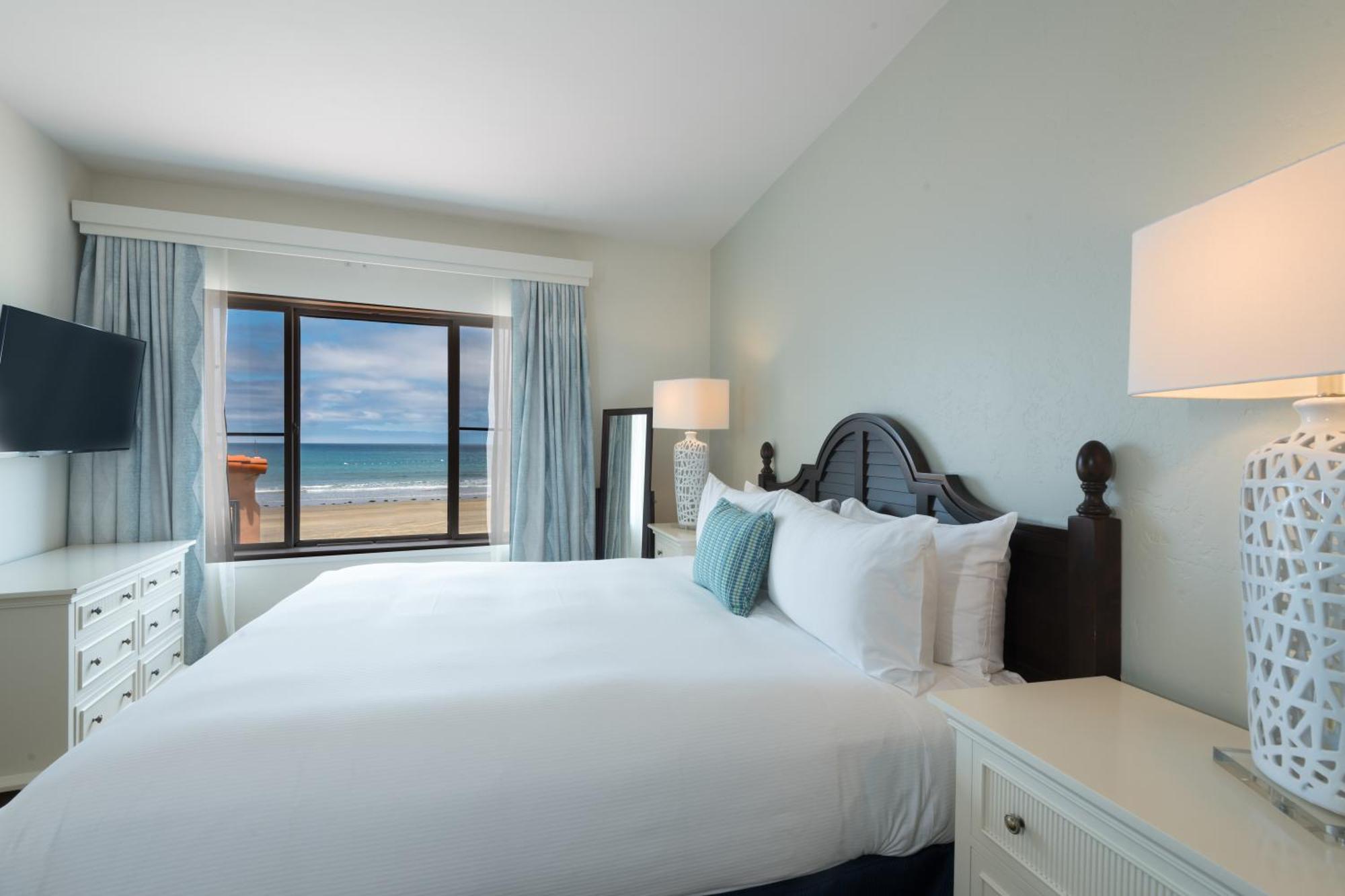 Suite con cama extragrande y vistas al mar