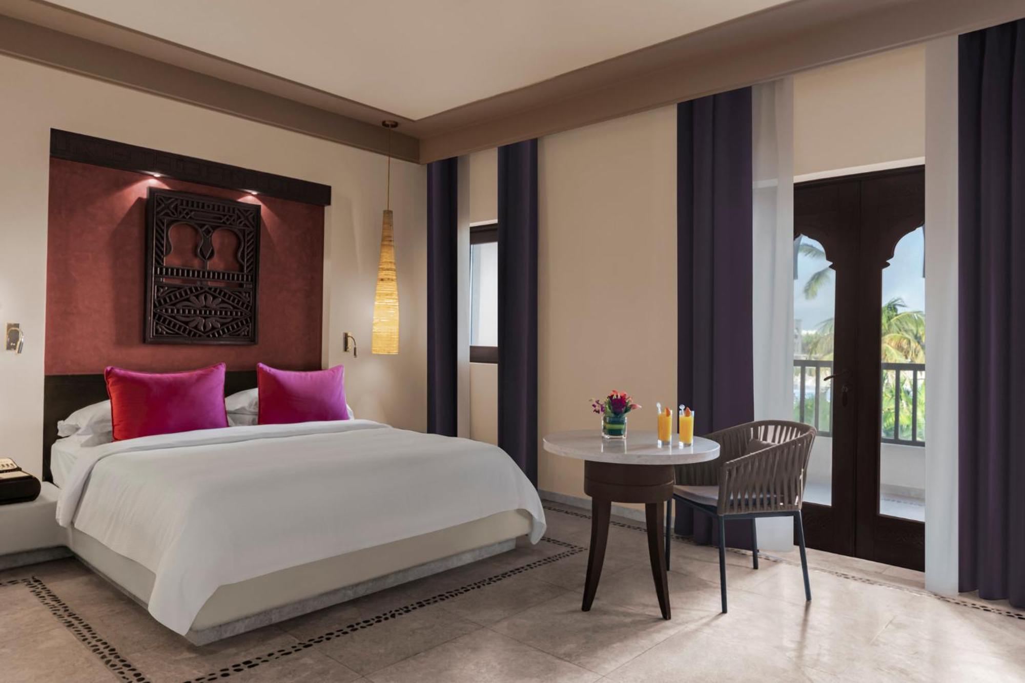 Spacious Family Ocean Room – King Bed Aqua Park Access