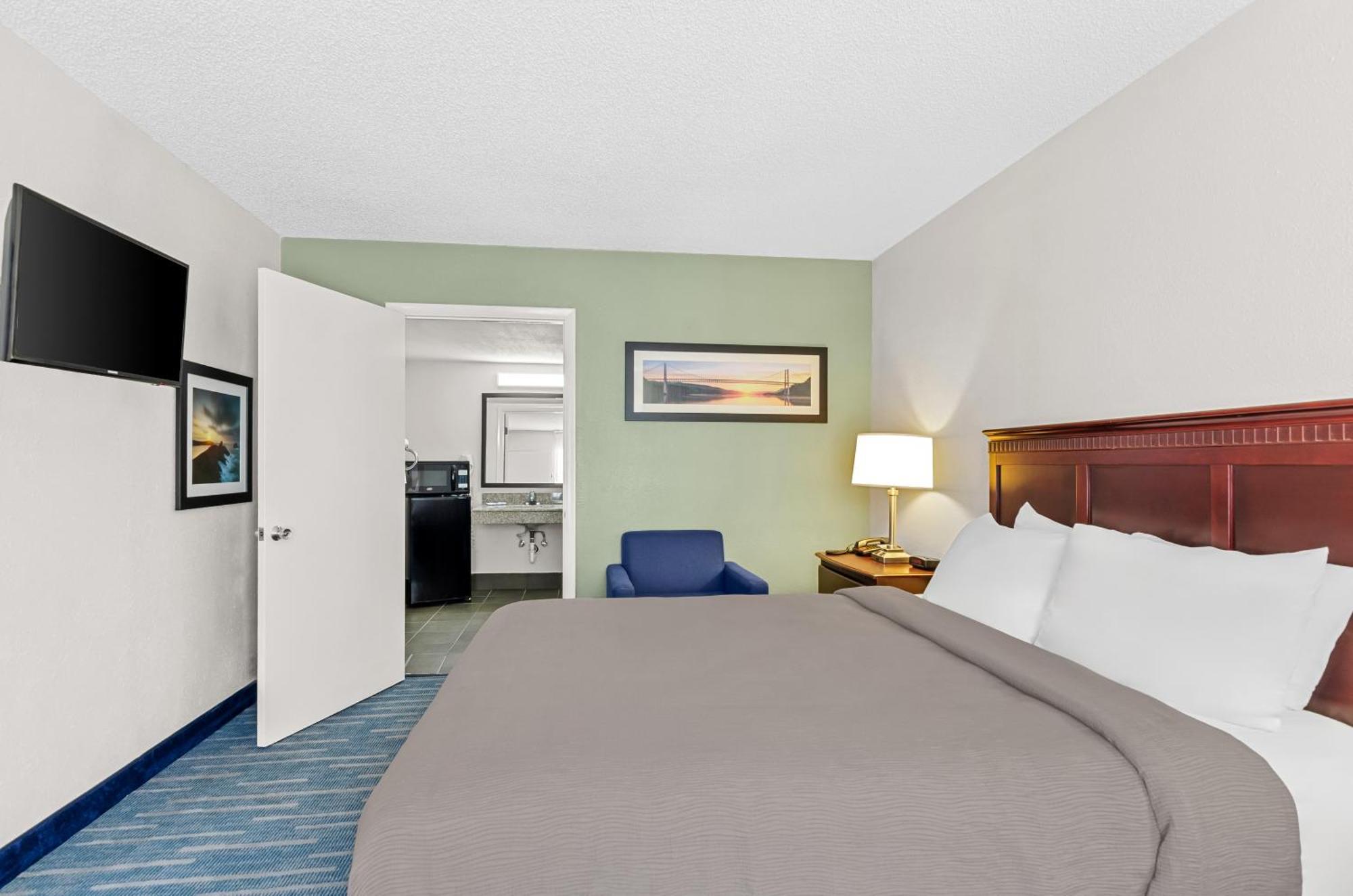Queen Room with Roll-In Shower - Disability Access/Non Smoking/Ground floor/Exterior Hall