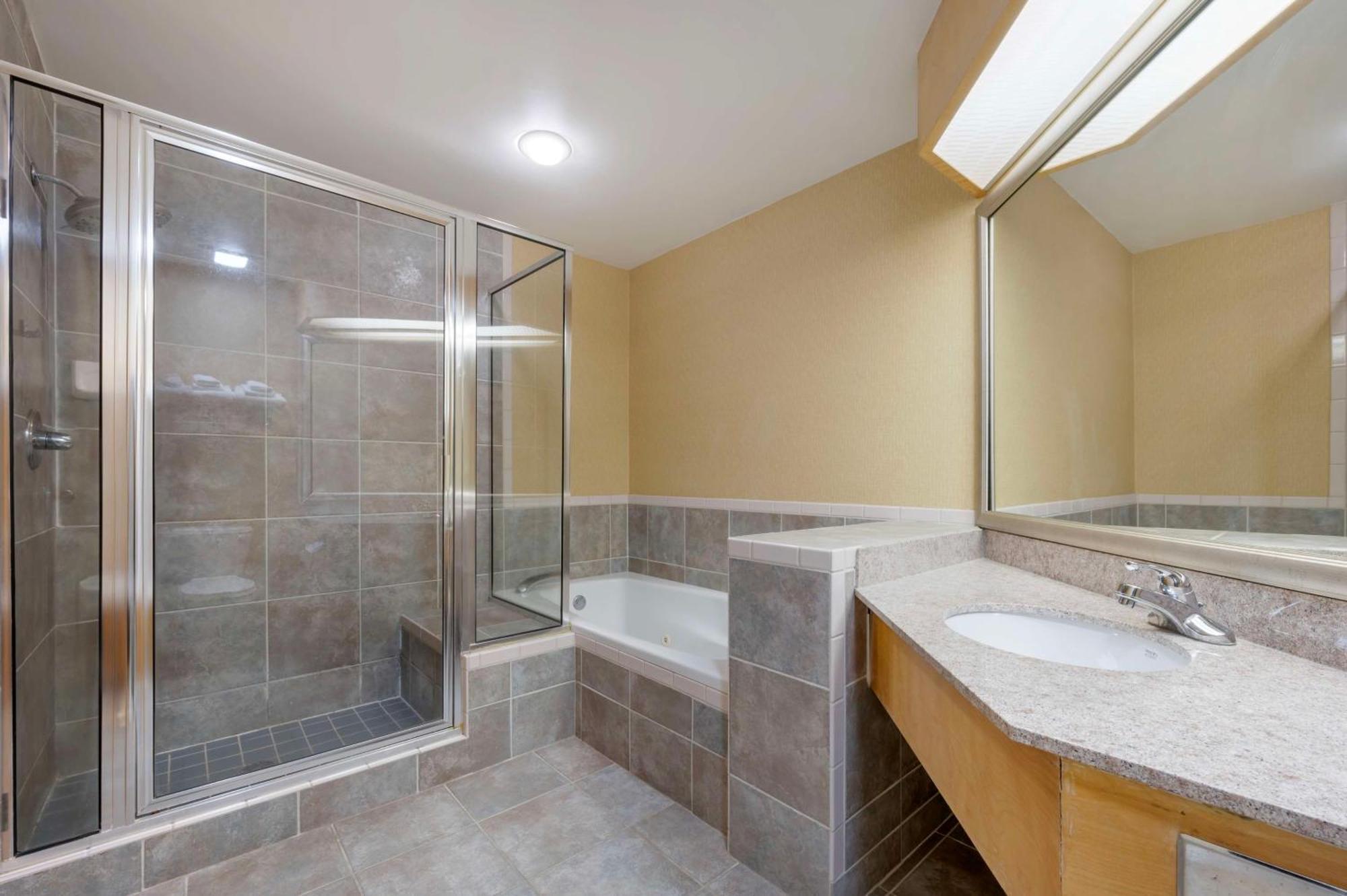 King Suite with Jetted Tub and Balcony - Non-Smoking