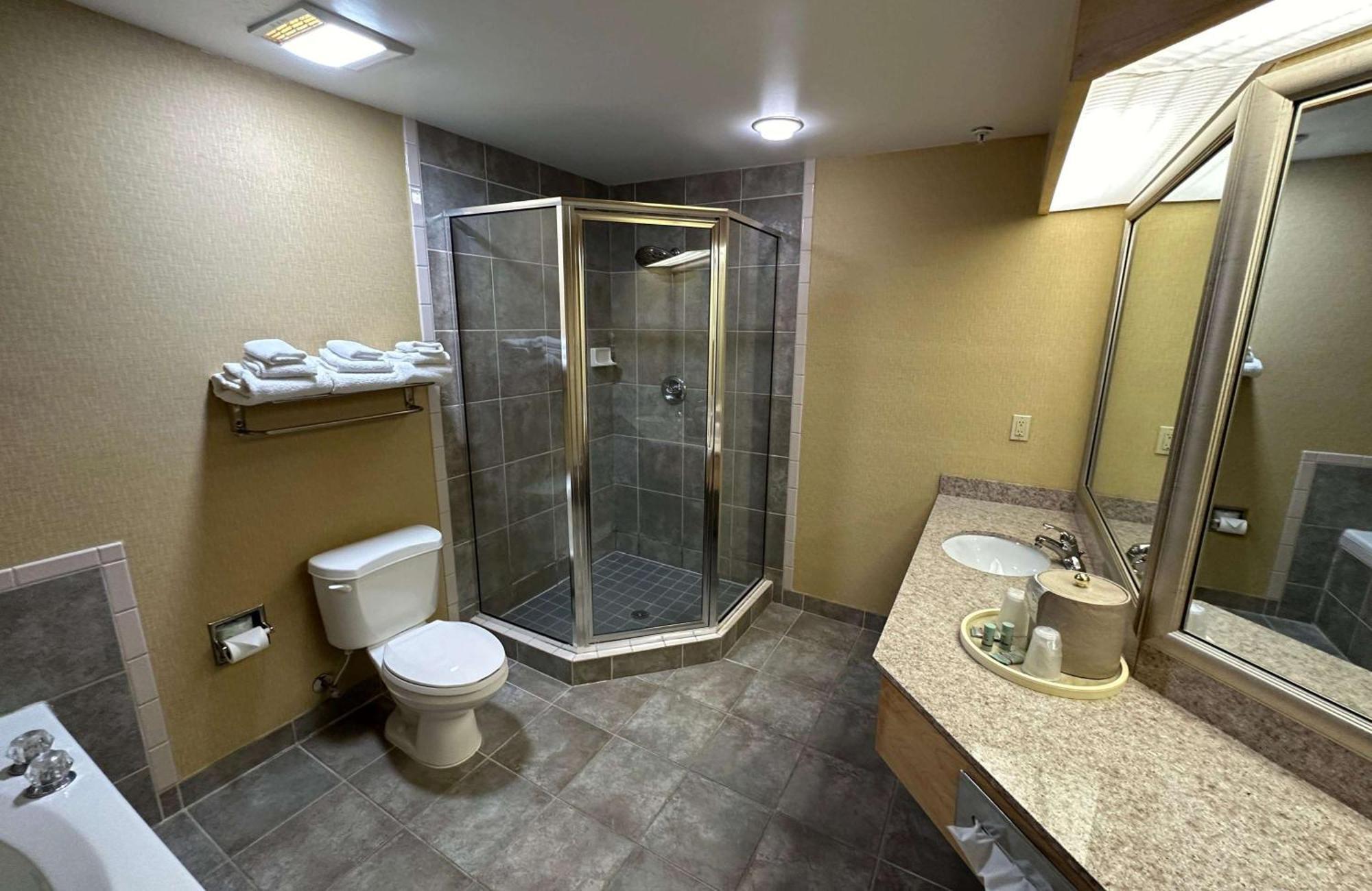 King Suite with Whirlpool - Non-Smoking