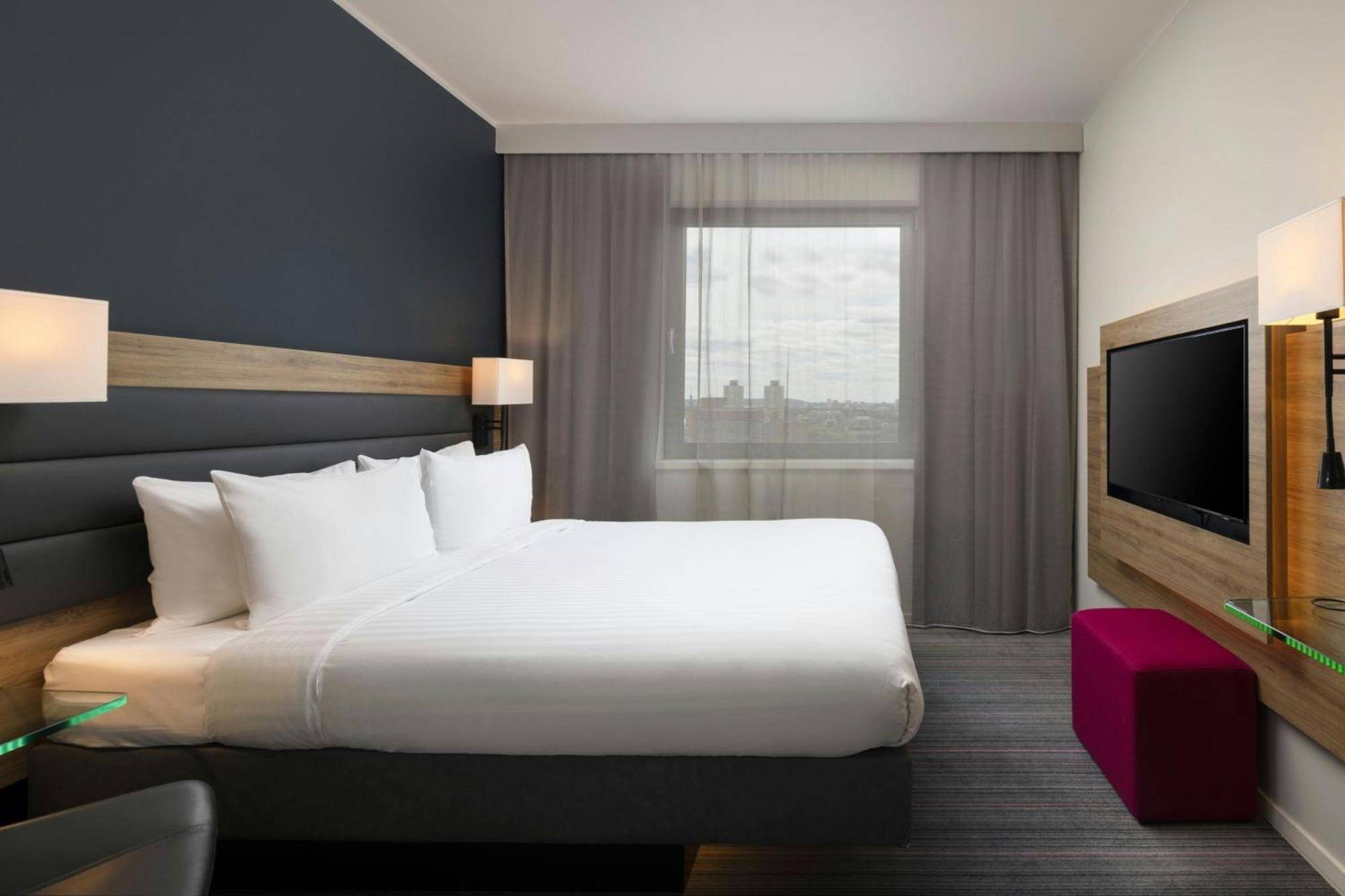 Moxy Queen Room