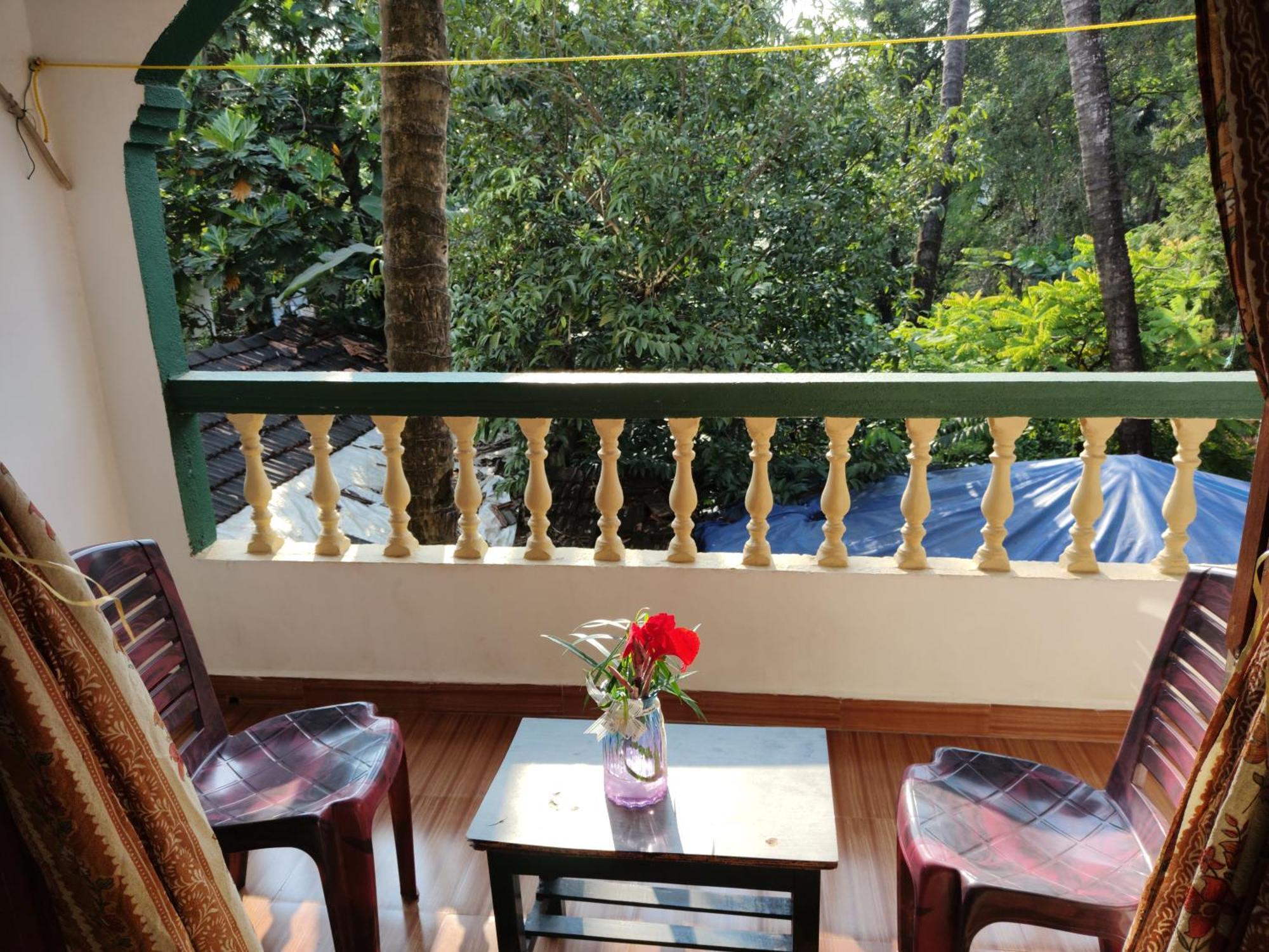 Deluxe Room (2 Adults + 1 Child)