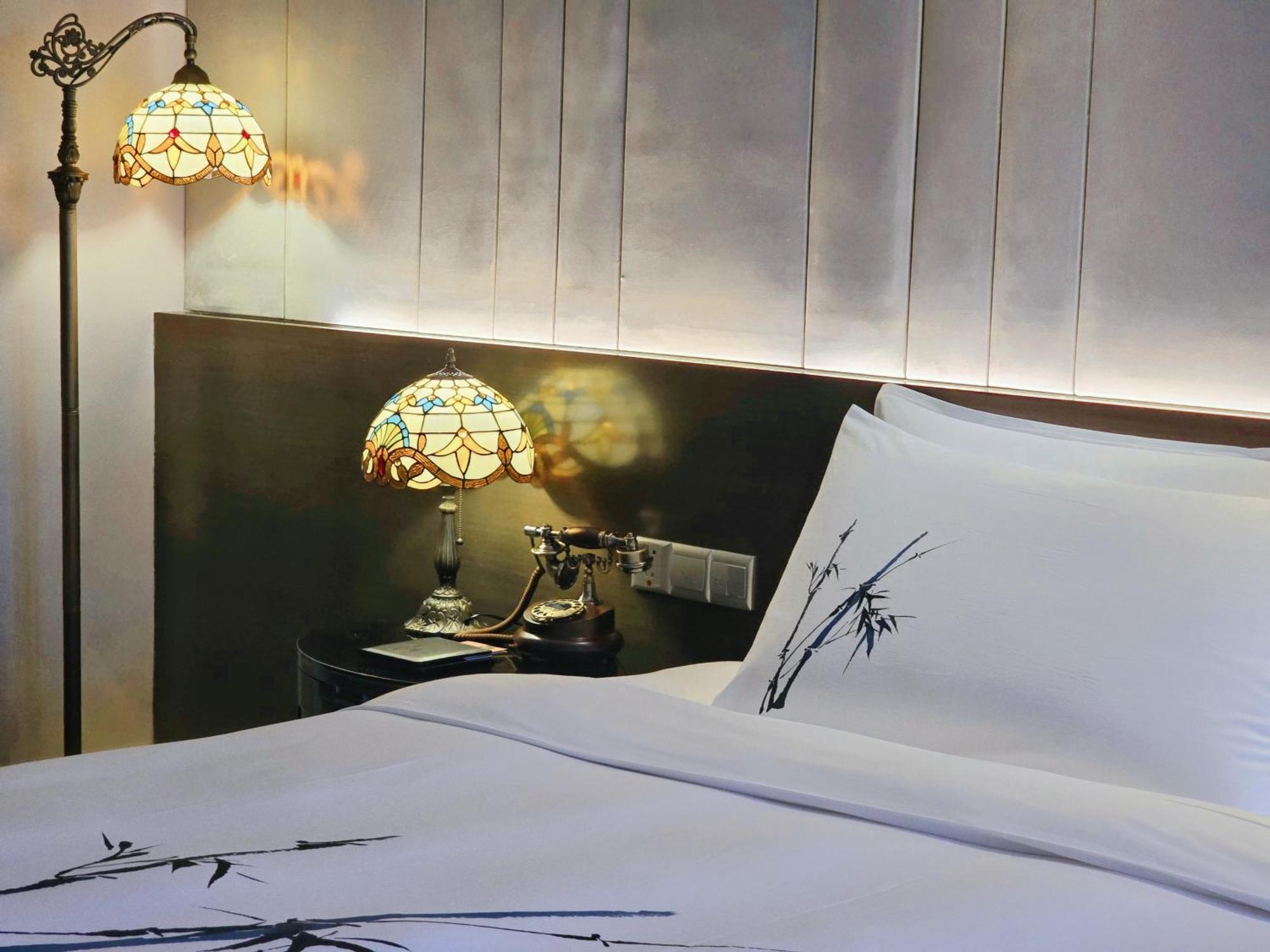 Cathay Building1926 Premier Deluxe Theme King Bed Room