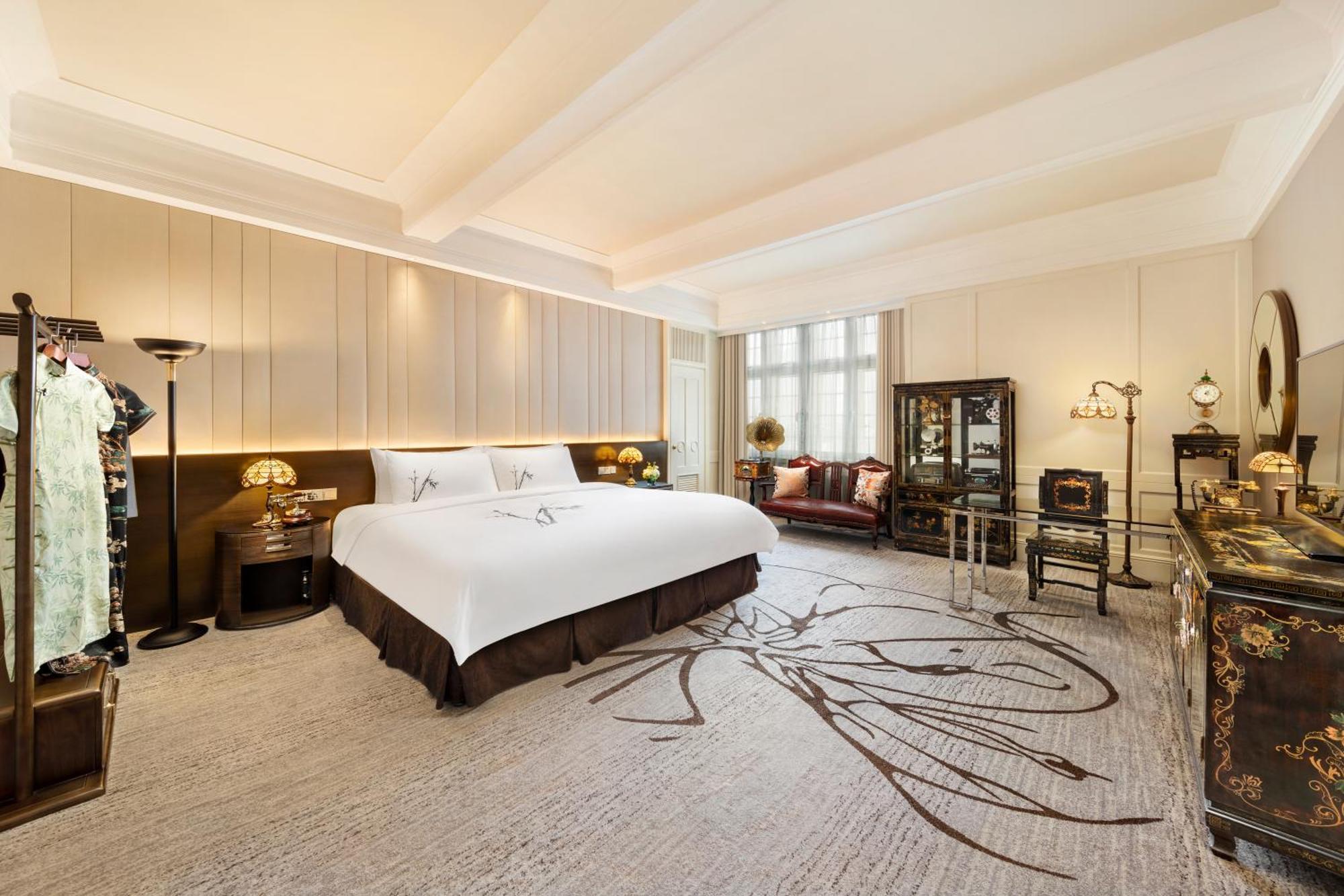 Cathay Building1926 Premier Deluxe Theme King Bed Room
