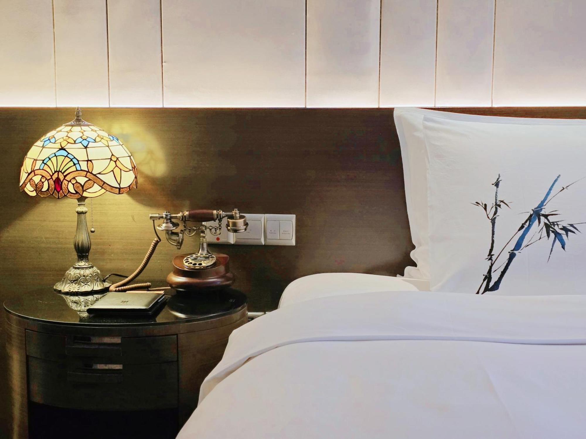 Cathay Building1926 Premier Deluxe Theme King Bed Room