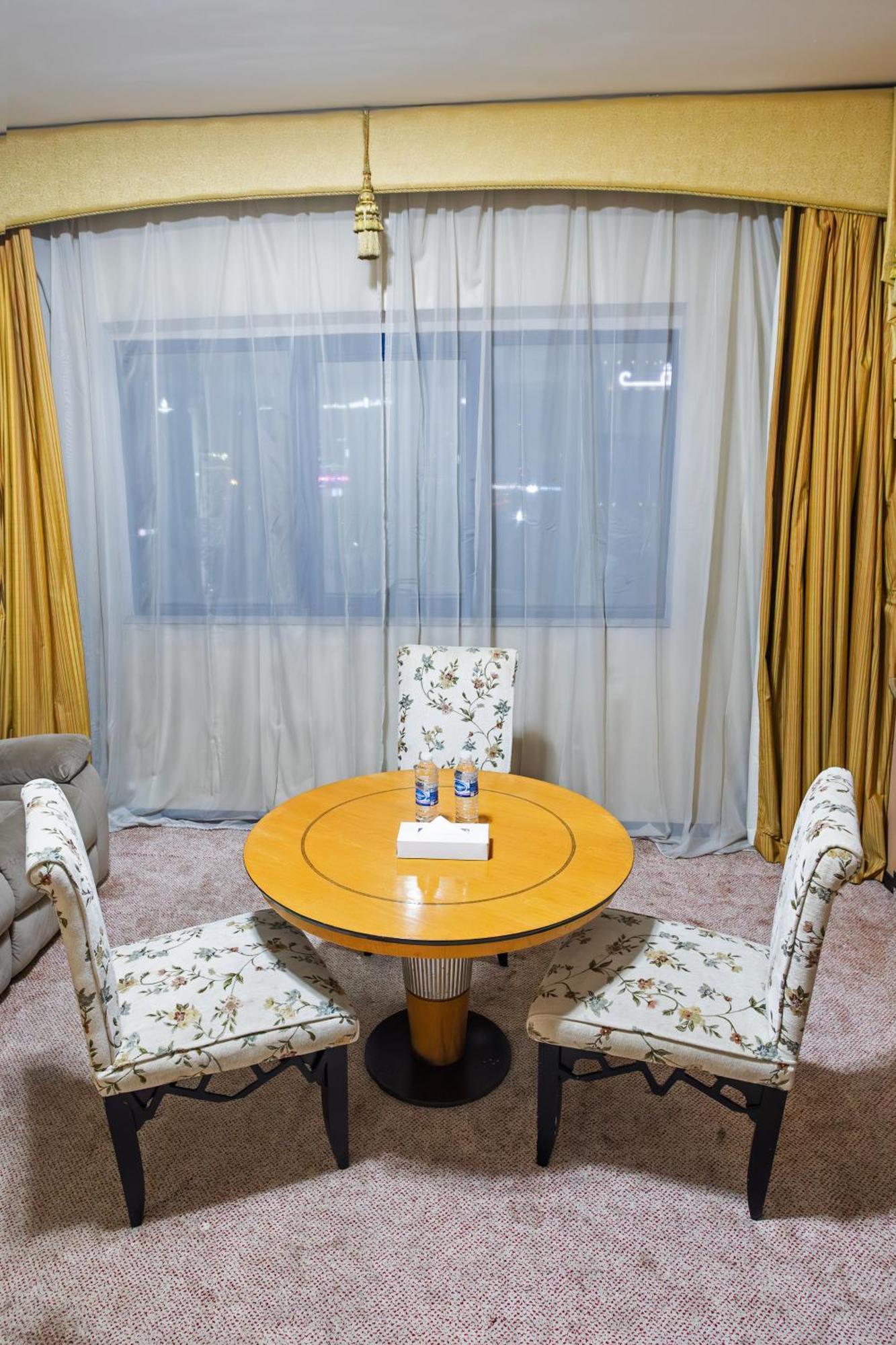 Executive Suite,1698856275:JPEG