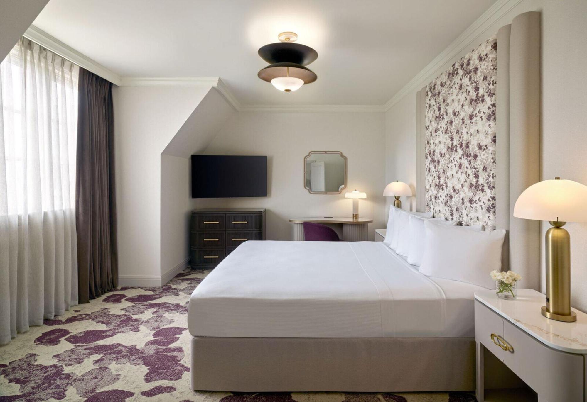 Cottage with King Bed and View - Parlor Room/Non-Smoking