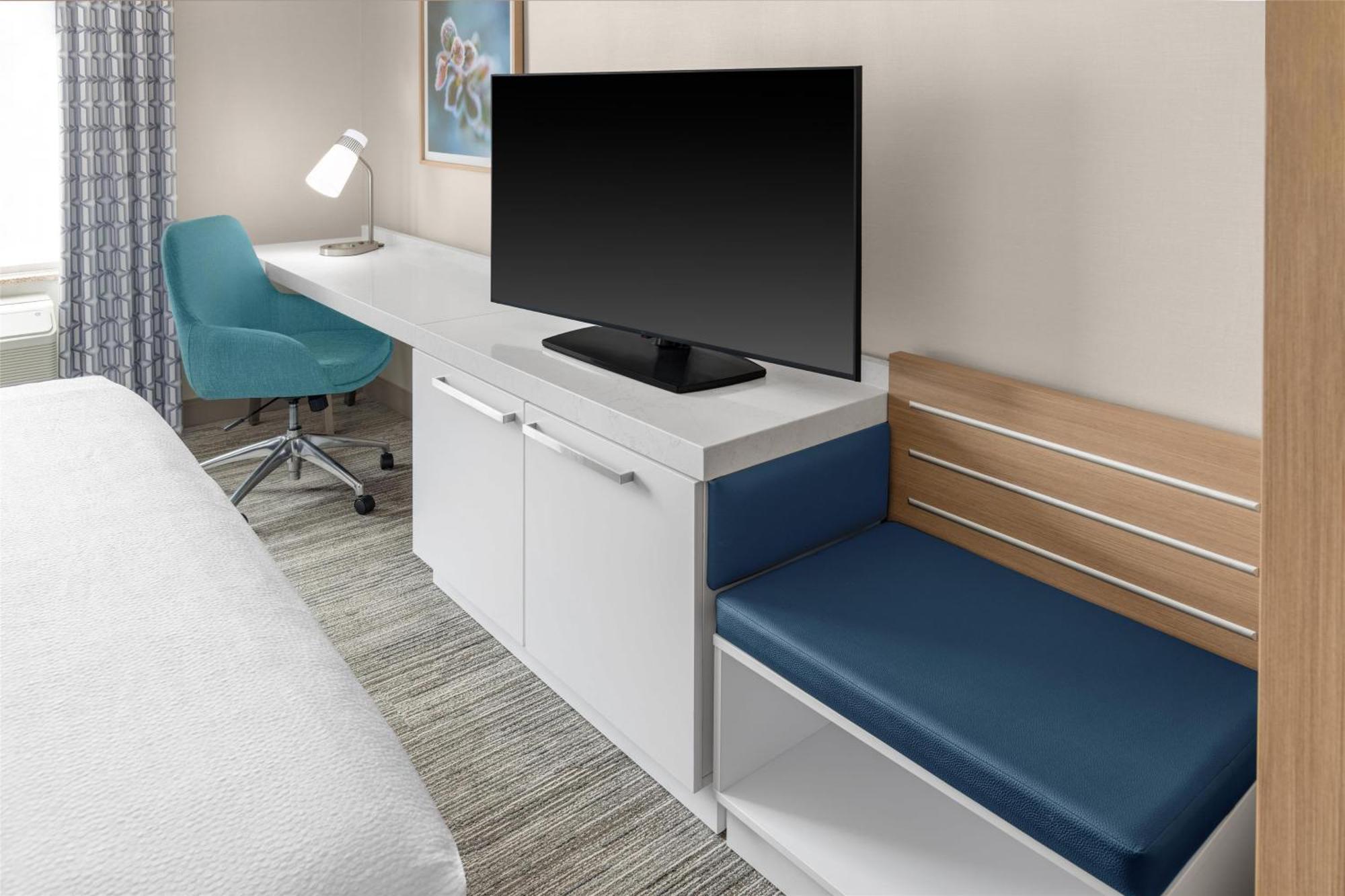 Habitación con cama extragrande y bañera