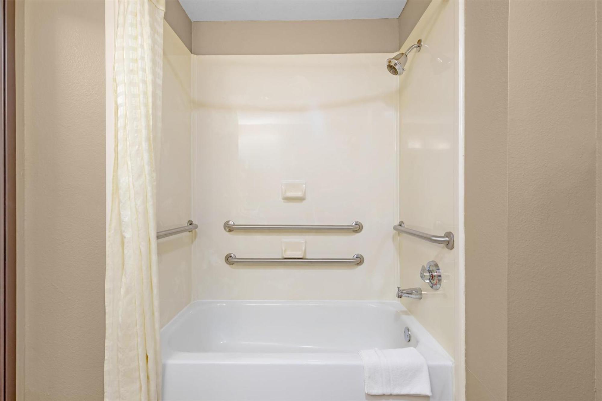 Habitación con cama extragrande y bañera adaptada para personas con movilidad reducida