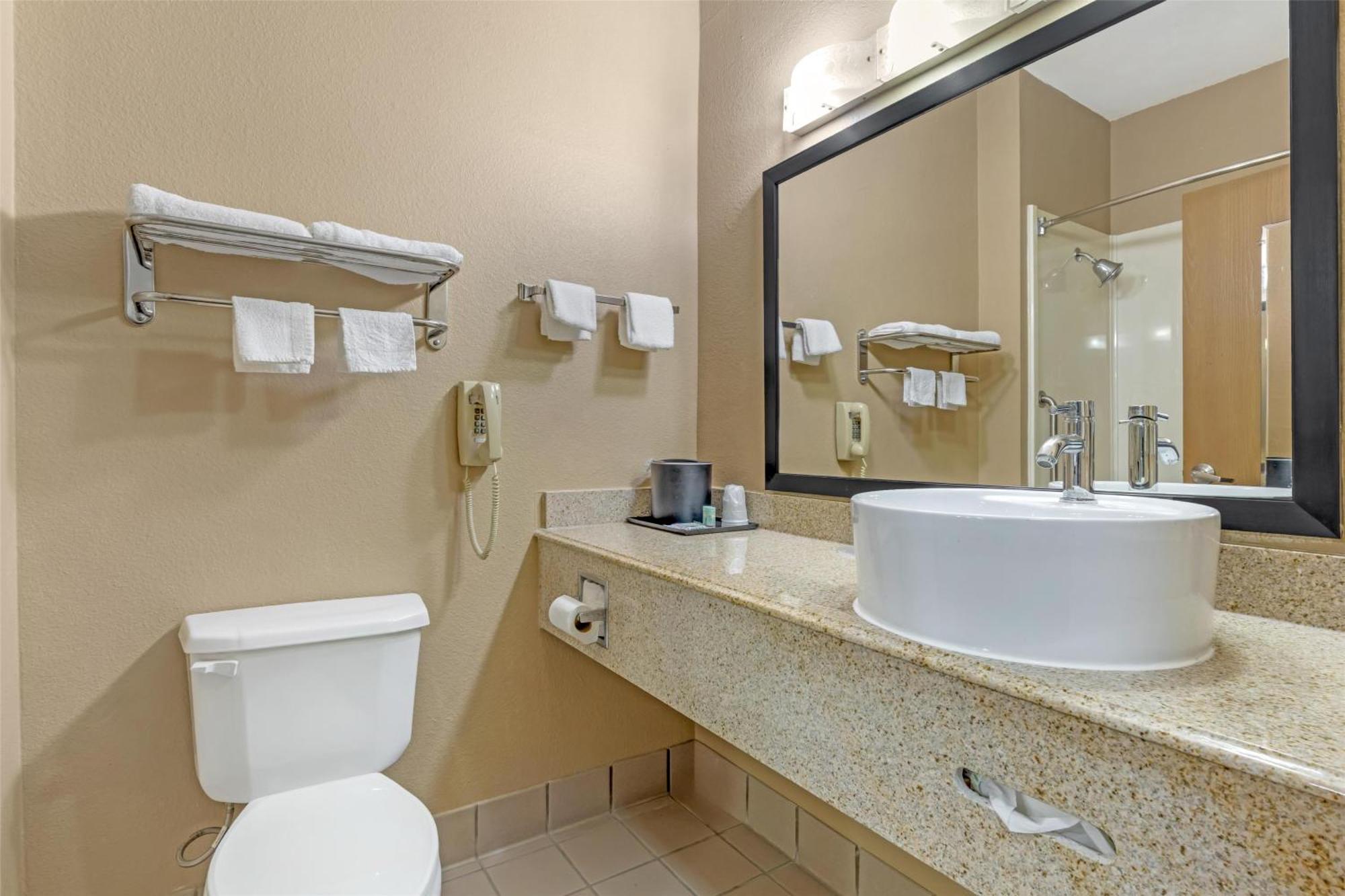 Habitación con cama extragrande y bañera de hidromasaje