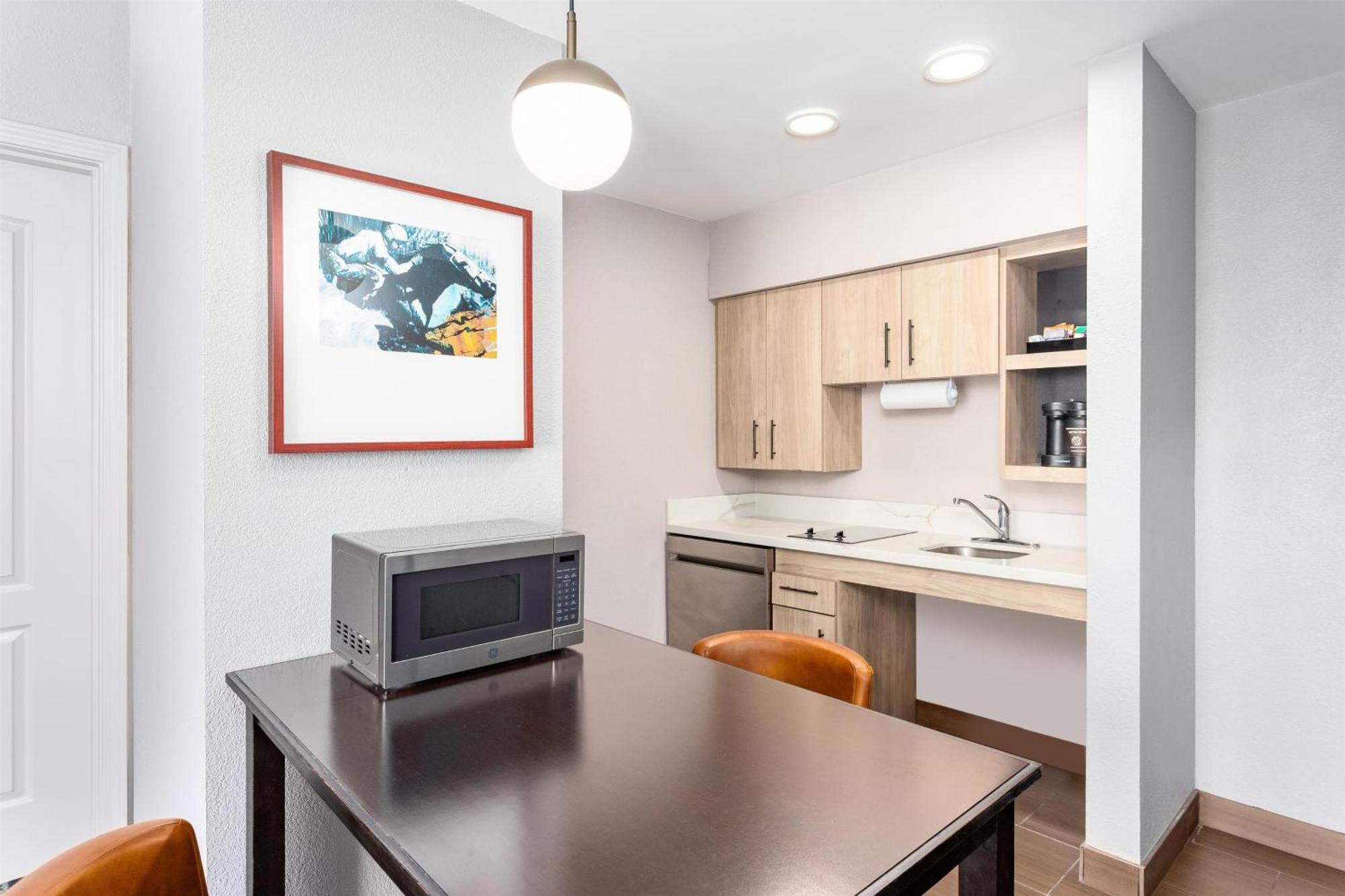 King Suite - Mobility Access/Non-Smoking