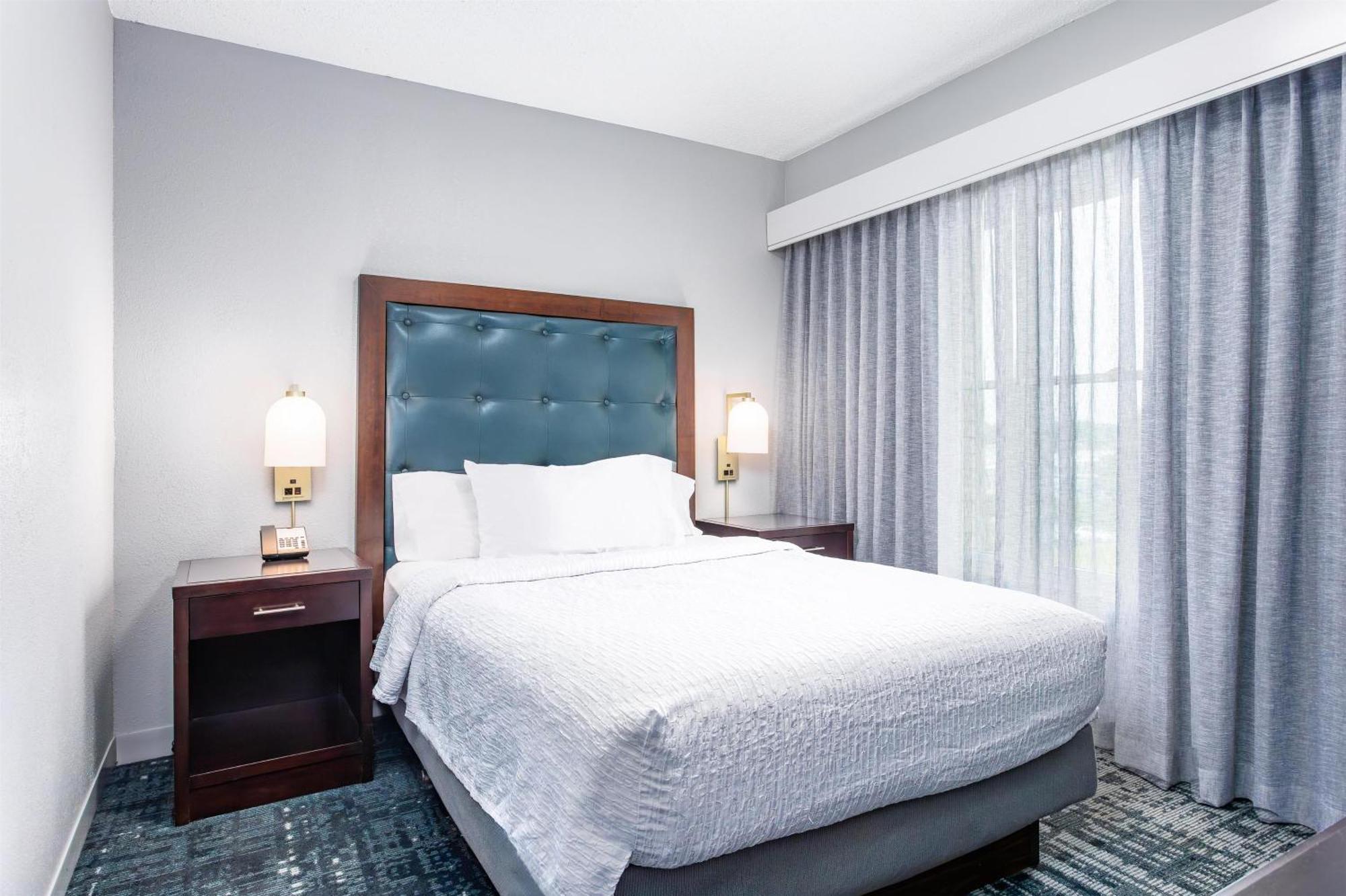 One-Bedroom Queen Suite - Non-Smoking
