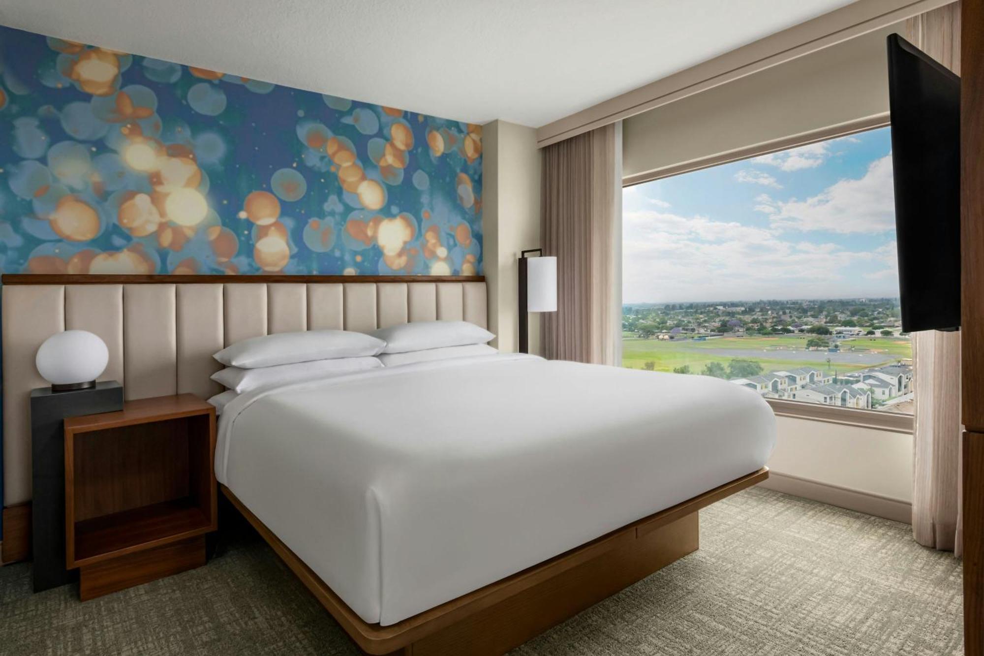 One-Bedroom King Suite with Sofa Bed and Roll-in Shower - Mobility Accessible