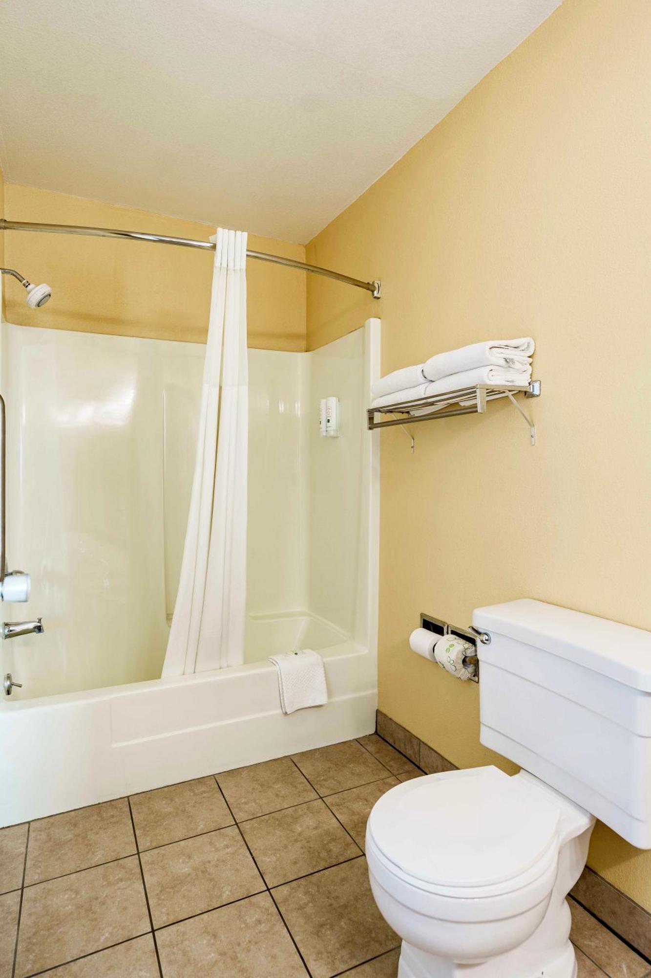 Queen Room - Non-Smoking