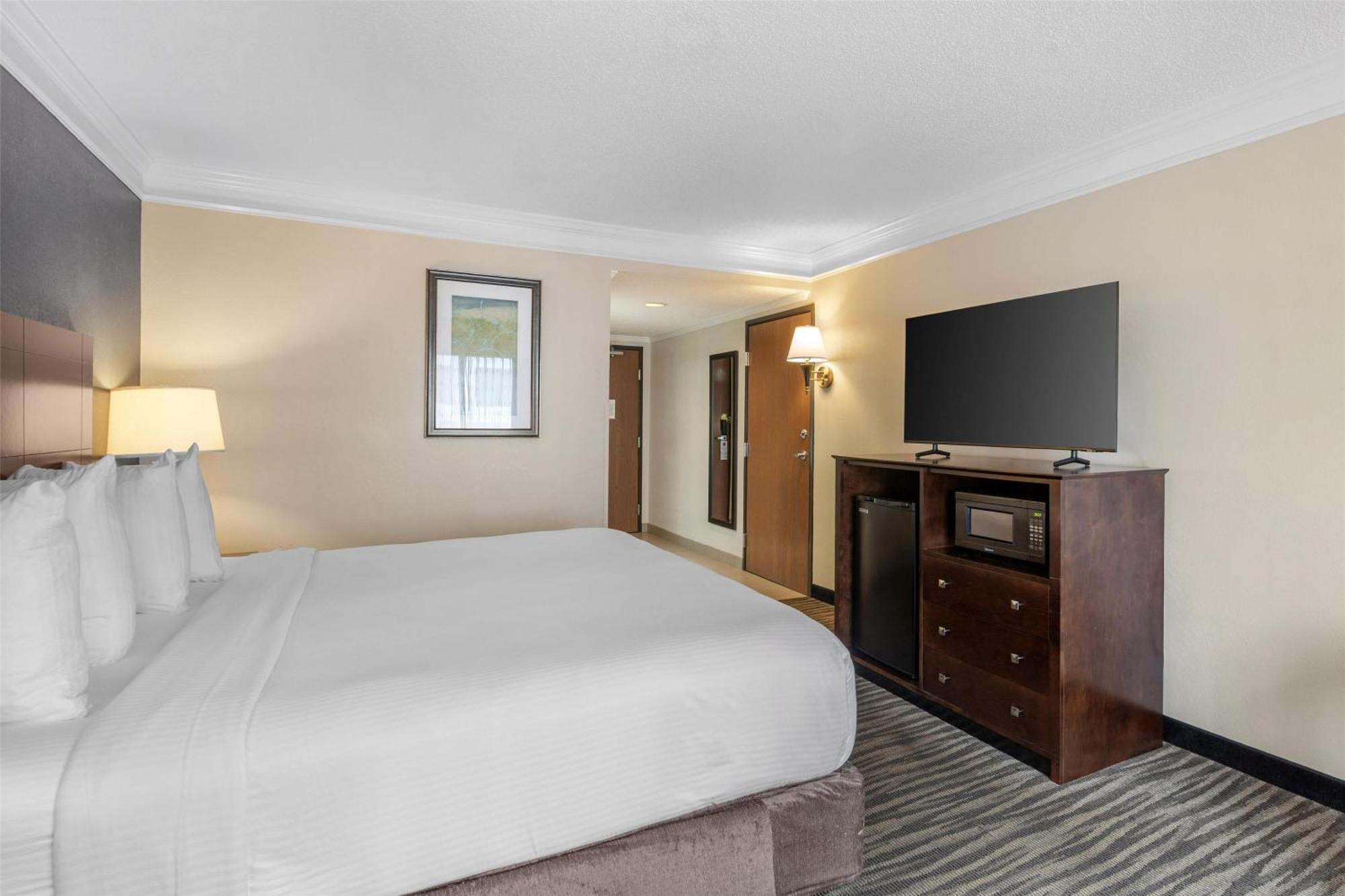King Room with Roll-in Shower - Disability Access/Non-Smoking