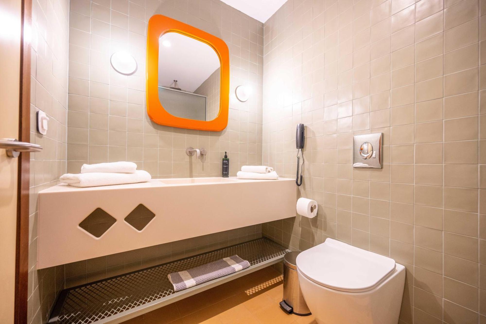 Chambre Lit Queen-Size - Vue sur Piscine
