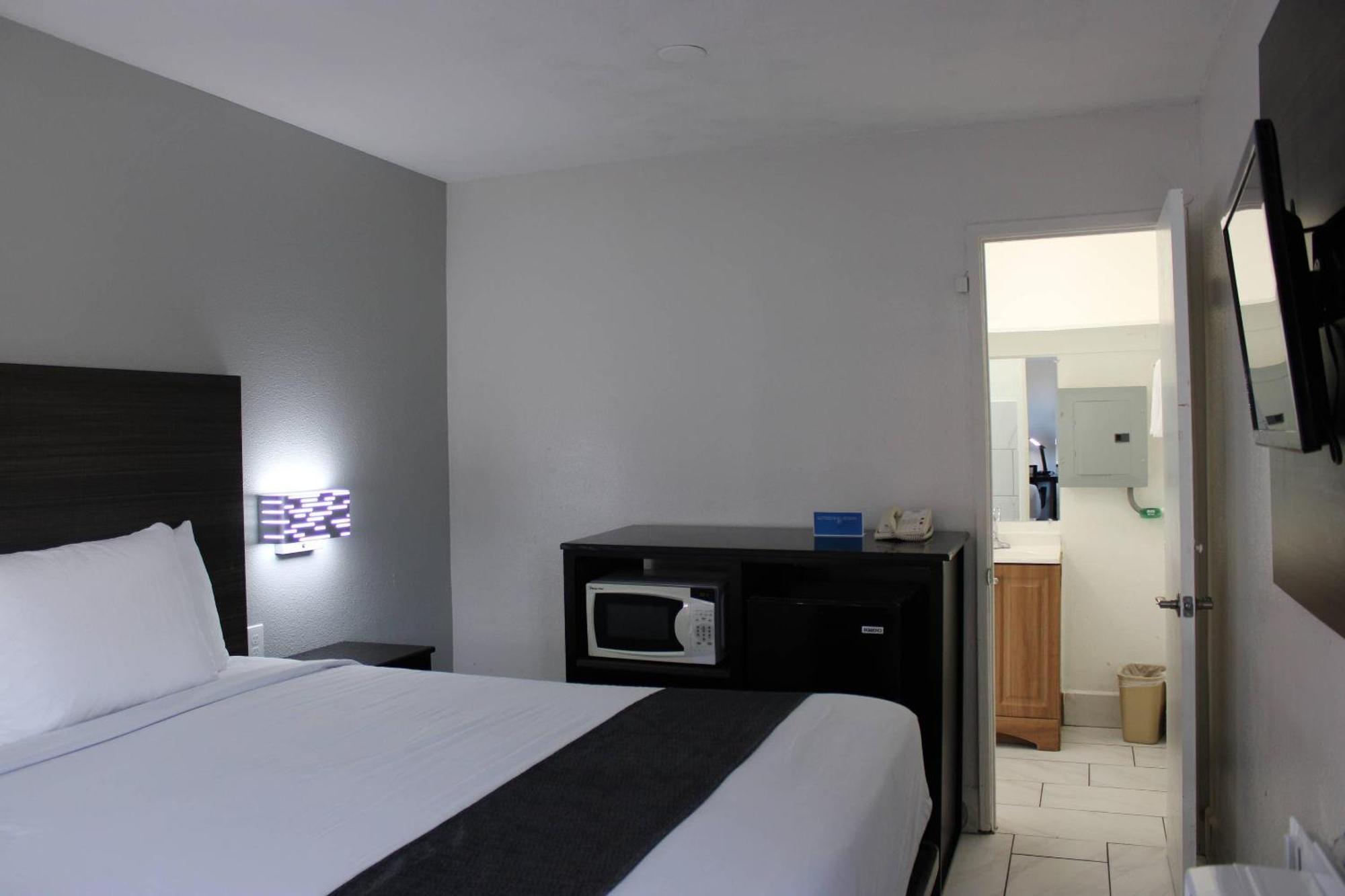 Queen Room Non Smoking or Exterior Corridor