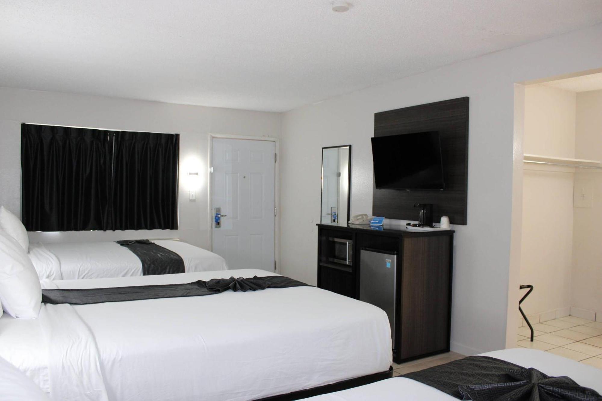 Family Room Three Queen Beds Non Smoking or Exterior Corridor