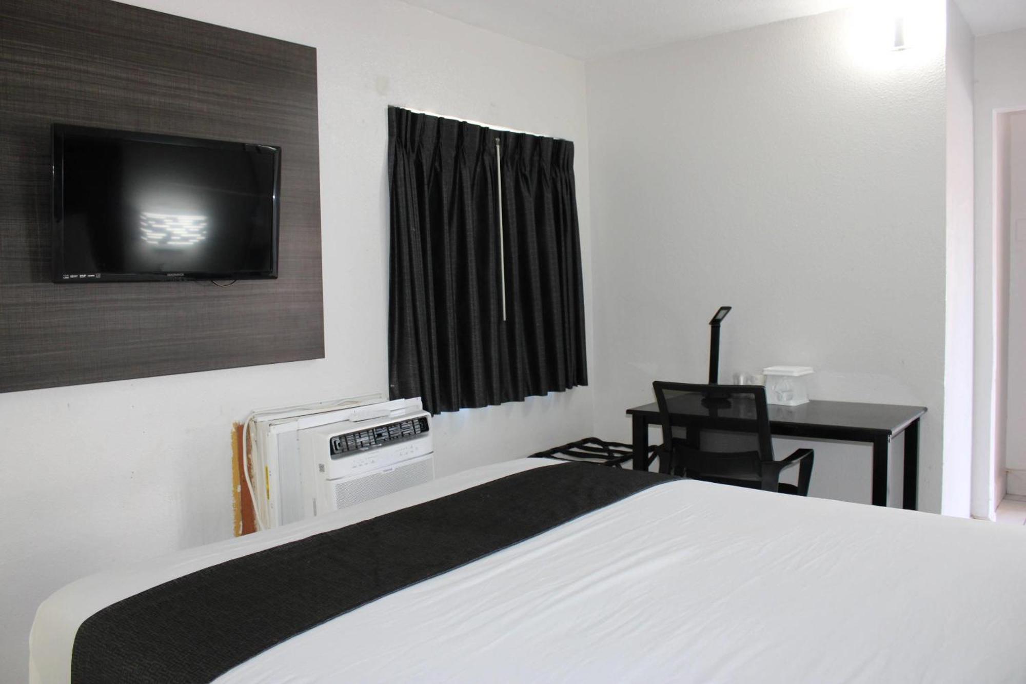 Queen Room Non Smoking or Exterior Corridor