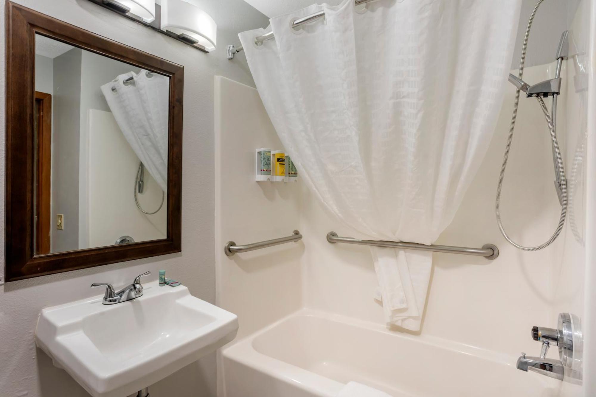 Queen Room with Bath Tub - Disability Access/Non-Smoking