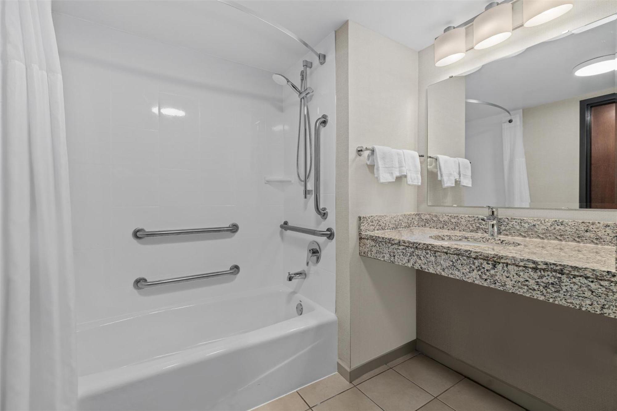 Deluxe King Room - Accessible, Tub
