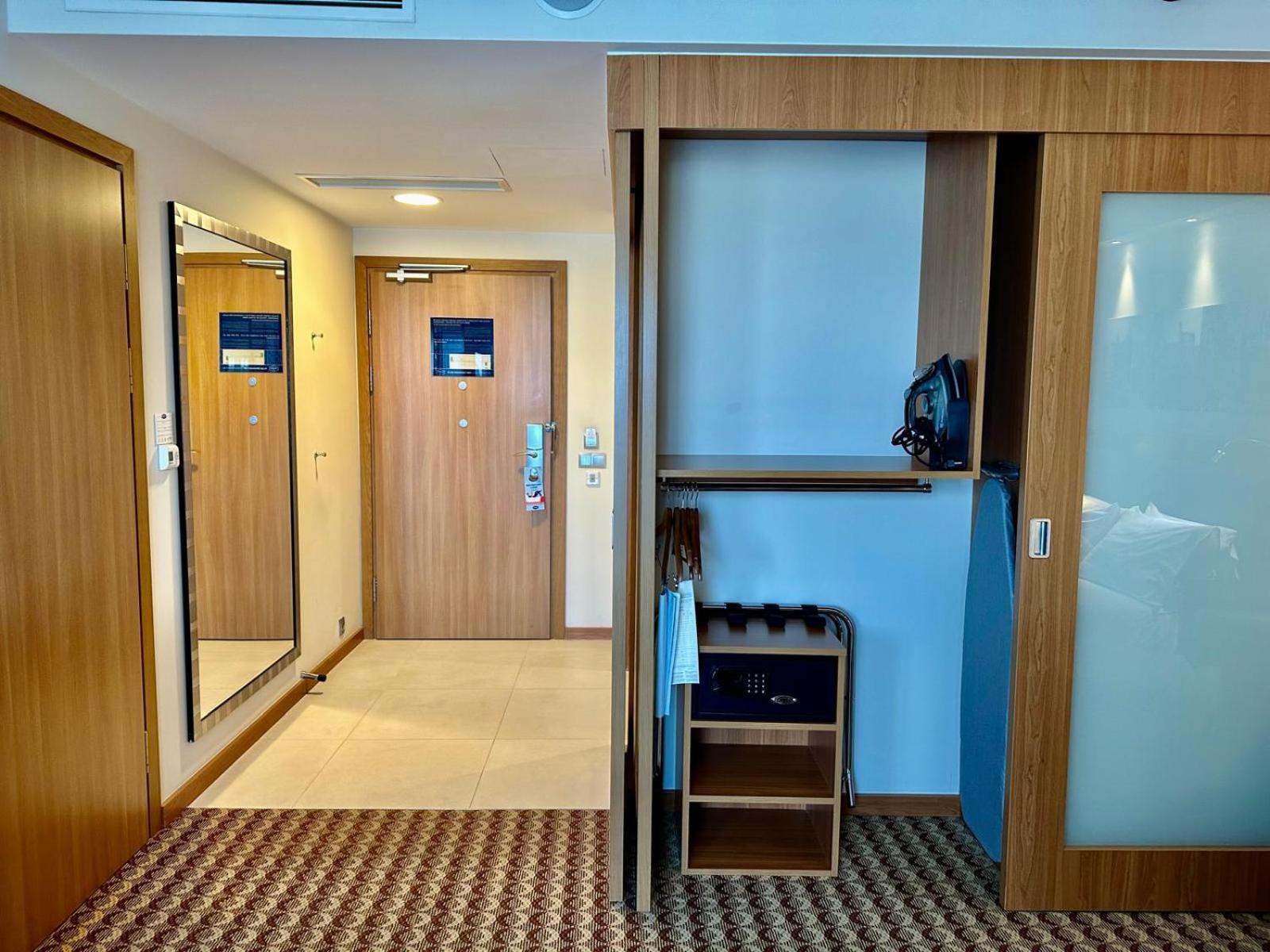 Queen Room Accessible