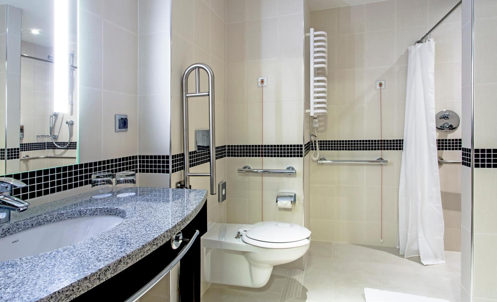 Queen Room Accessible