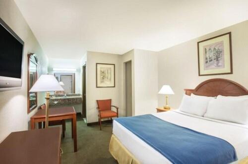 Queen Room - Exterior Hall/Non-Smoking