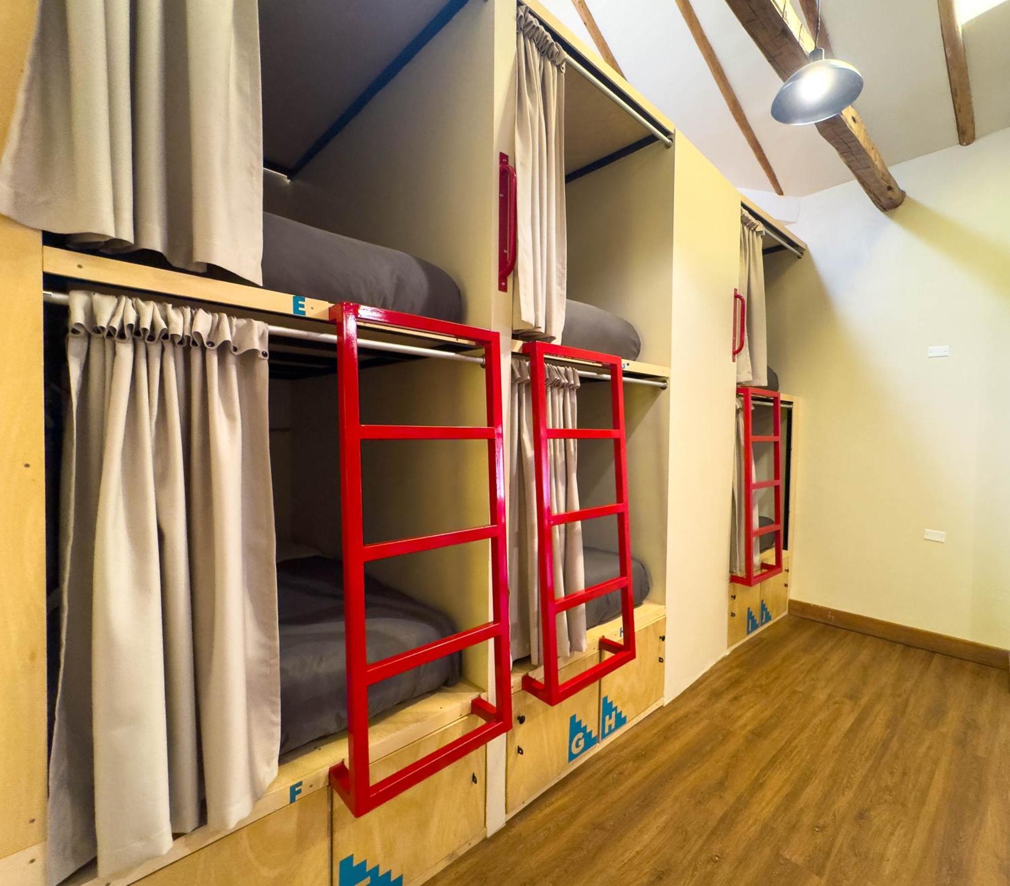 Cama en dormitorio compartido de 10 personas con baño