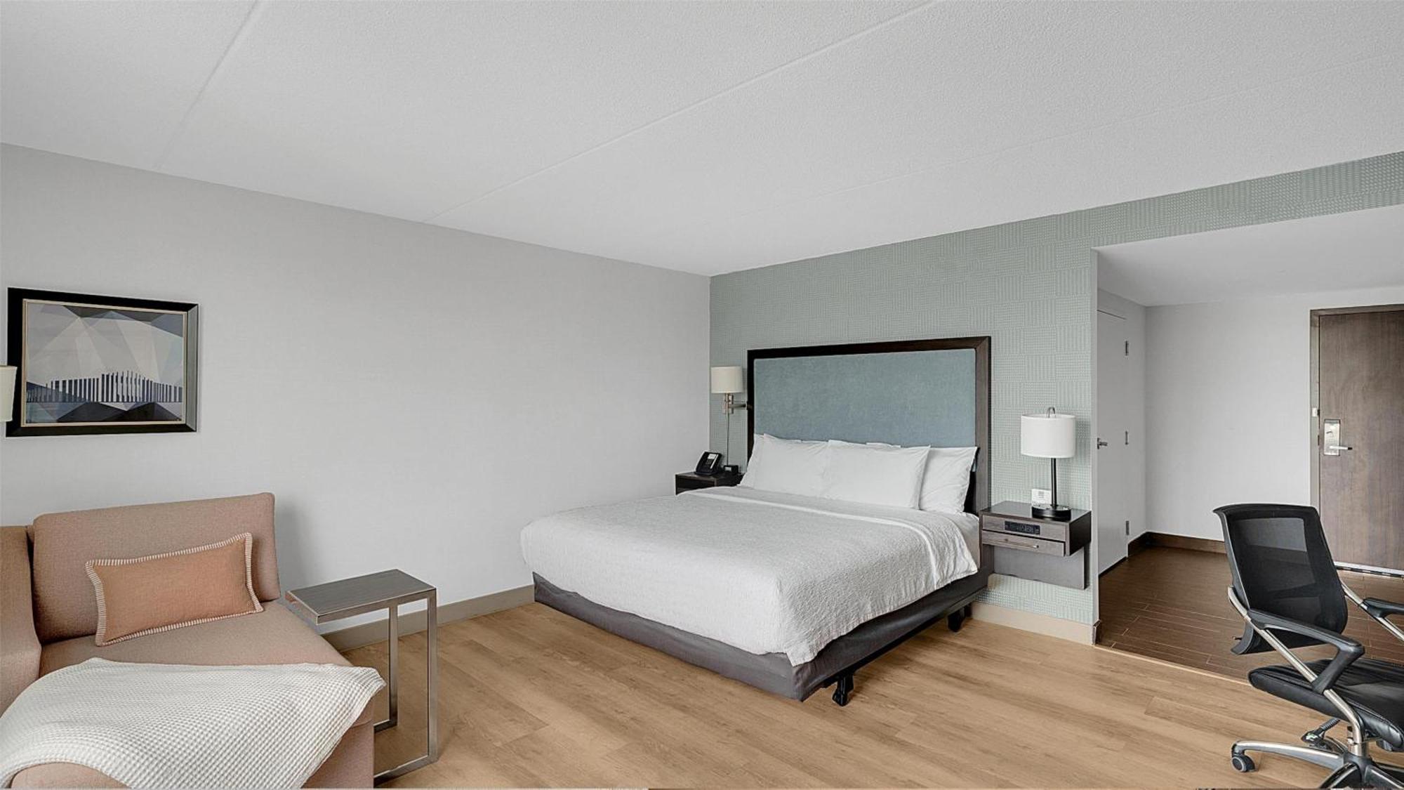 King Room with Roll-In Shower - Mobility and Hearing Access/Non-Smoking