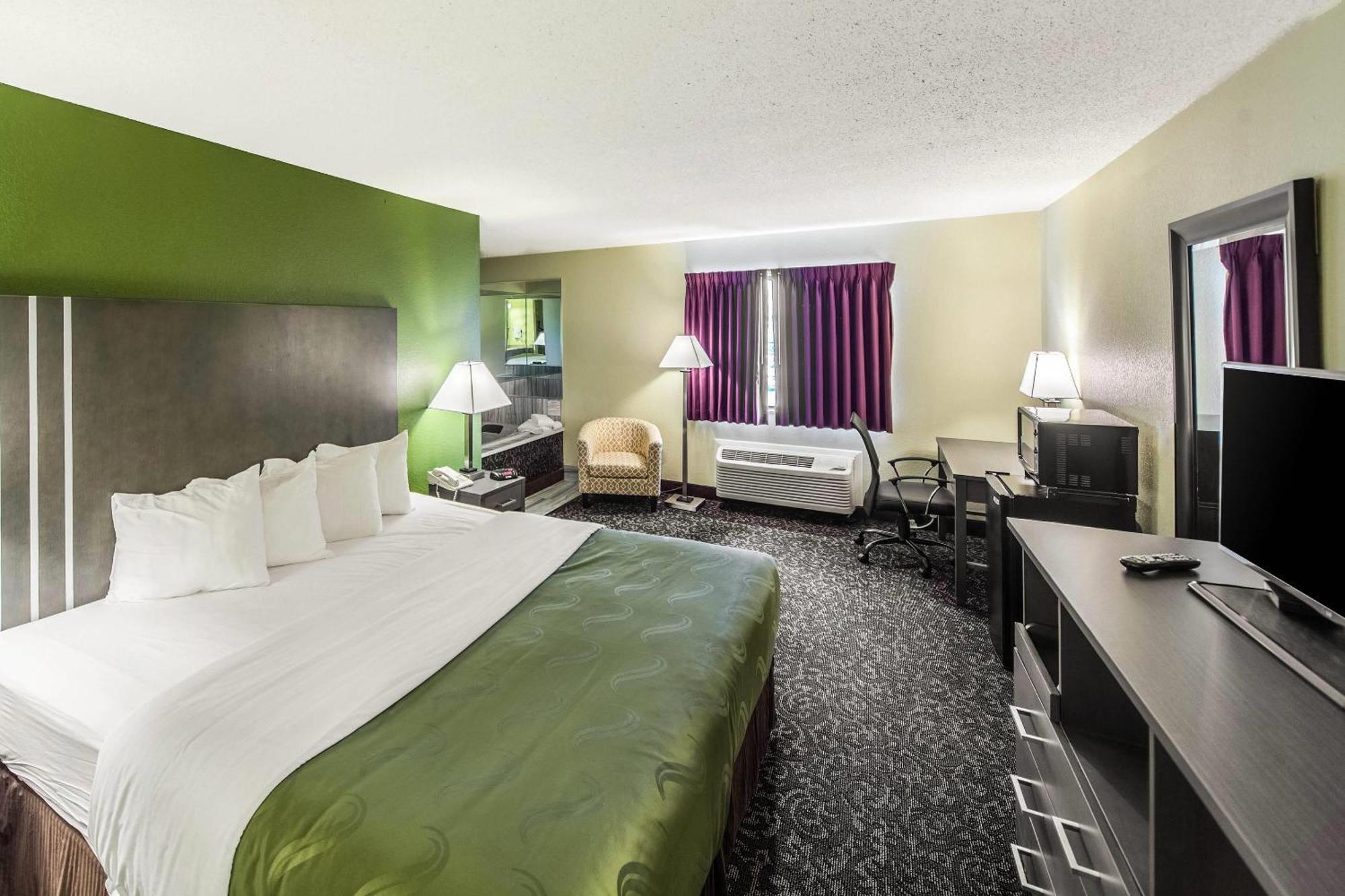 King Suite with Whirlpool - Non-Smoking