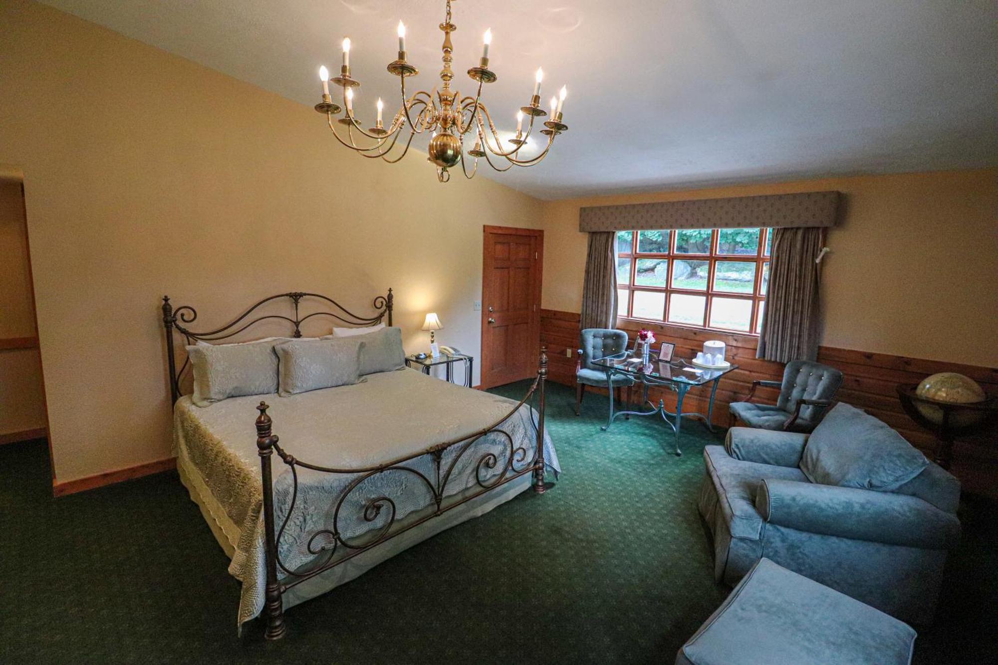 Deluxe King Suite