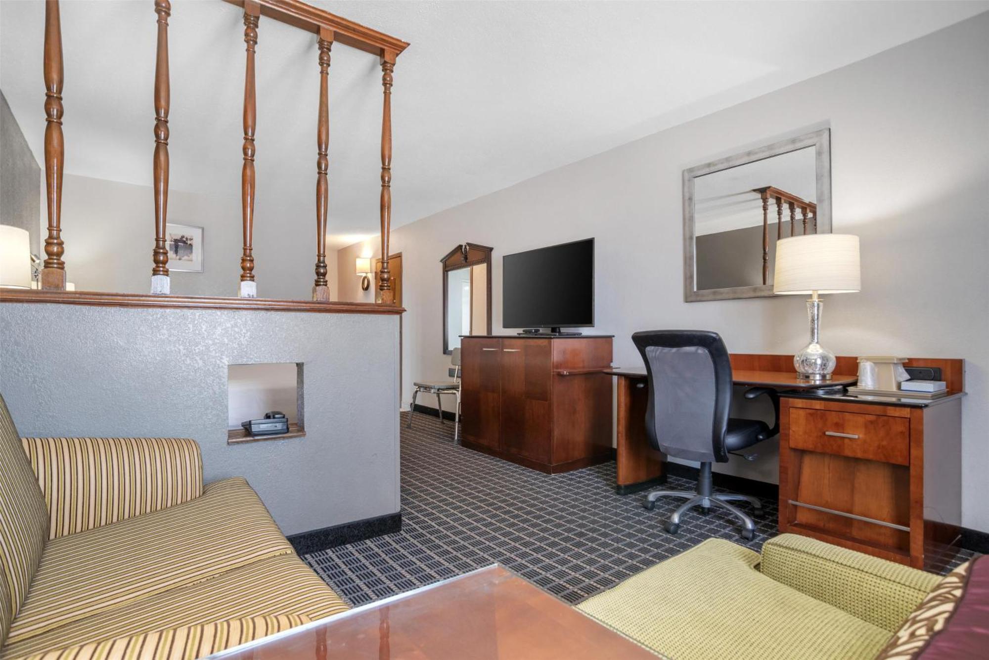King Suite with Bath Tub and Sofa - Disability/Non-Smoking