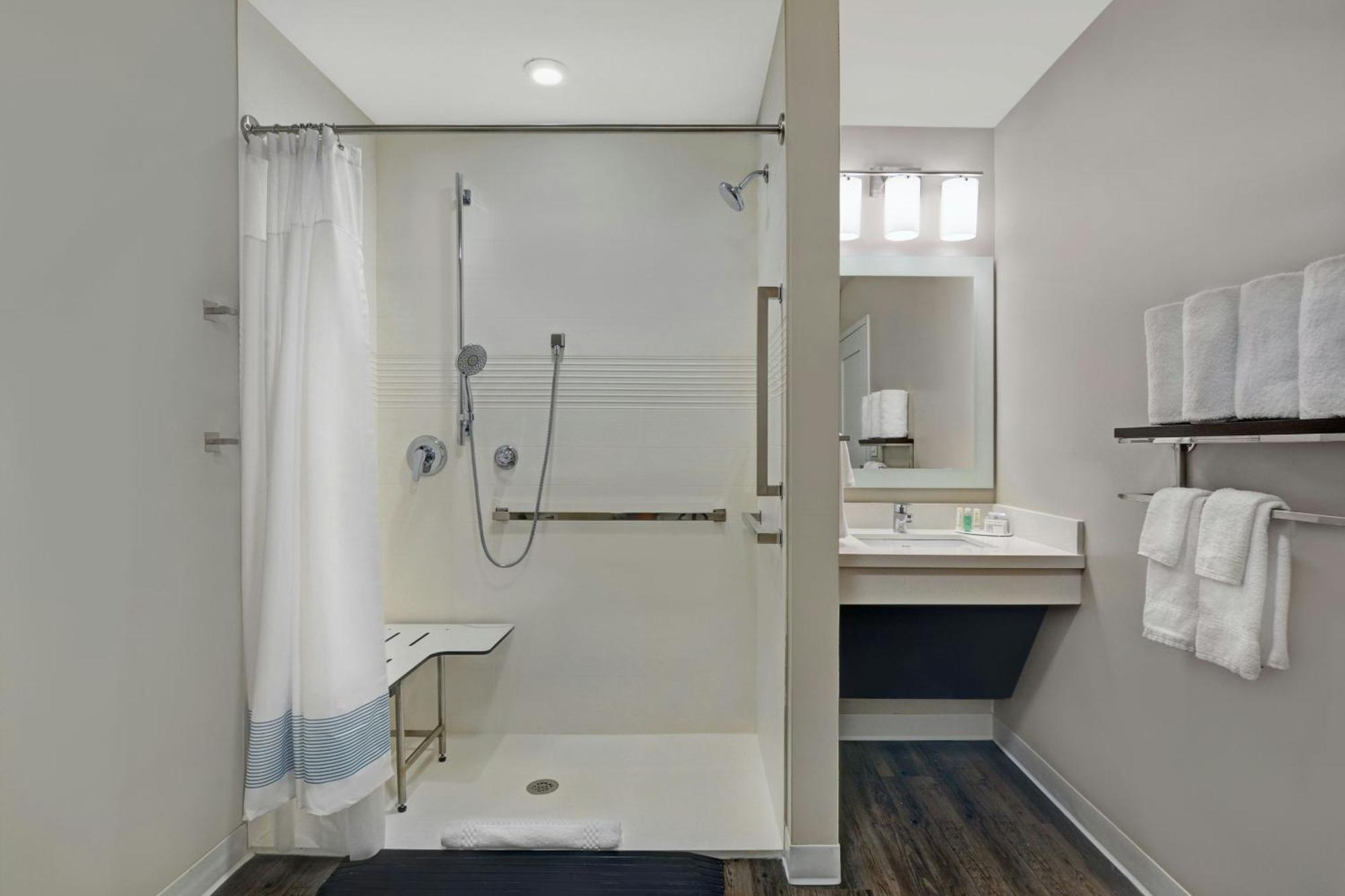 Studio, 2 Queen,  City View (Mobility & Hearing Accessible w/ Roll-in Shower)