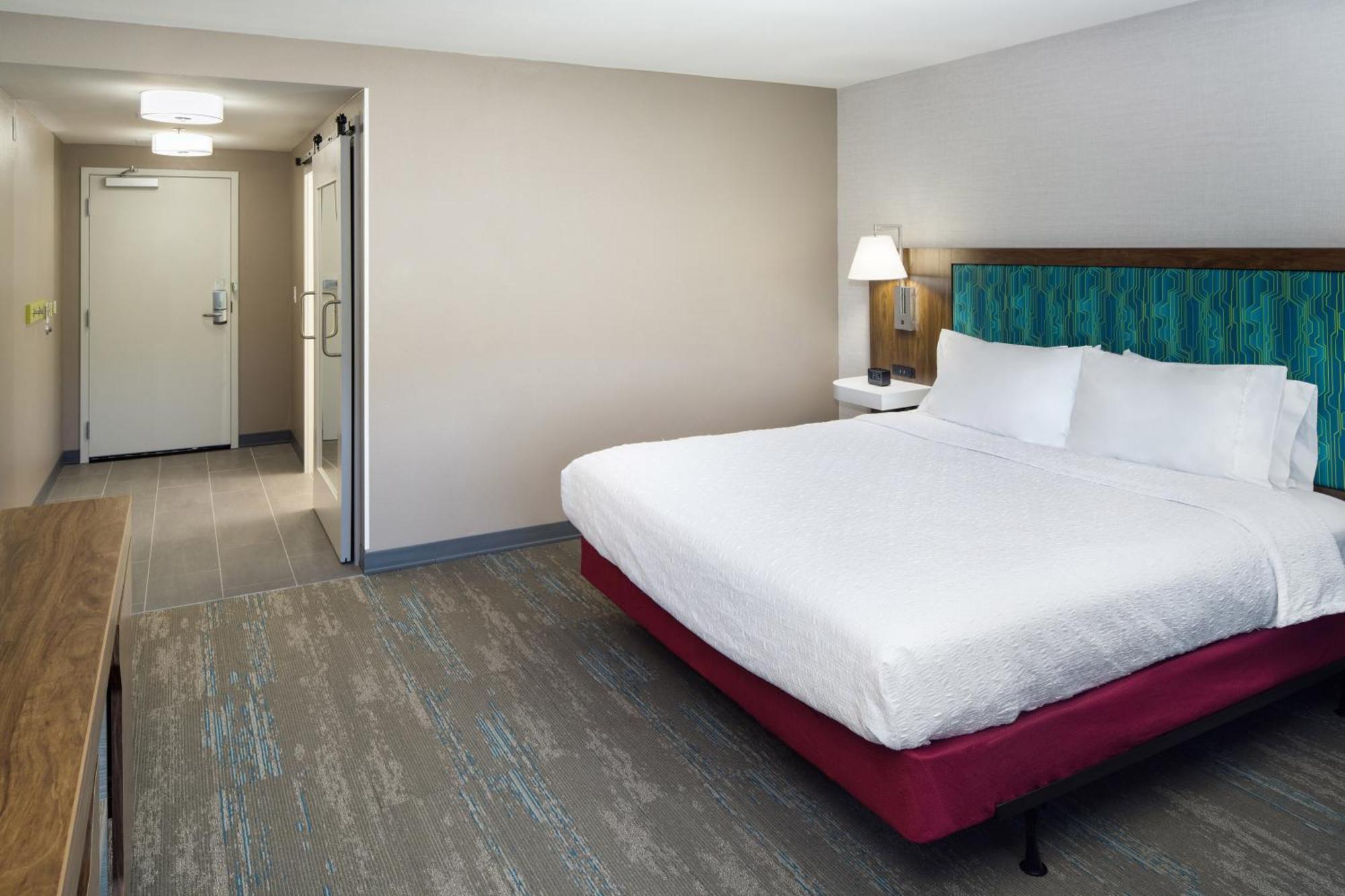 King Room with Roll-in Shower - Mobility Accessible/Non-Smoking