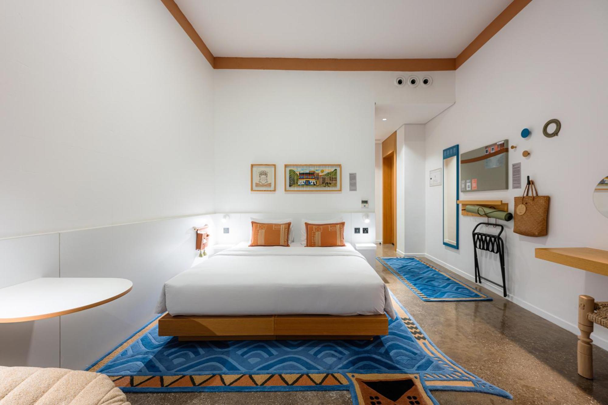 Habitación con cama extragrande.