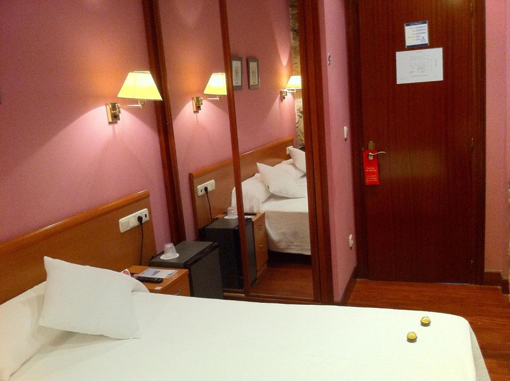 Tweepersoonskamer met Balkon en Gedeelde Badkamer