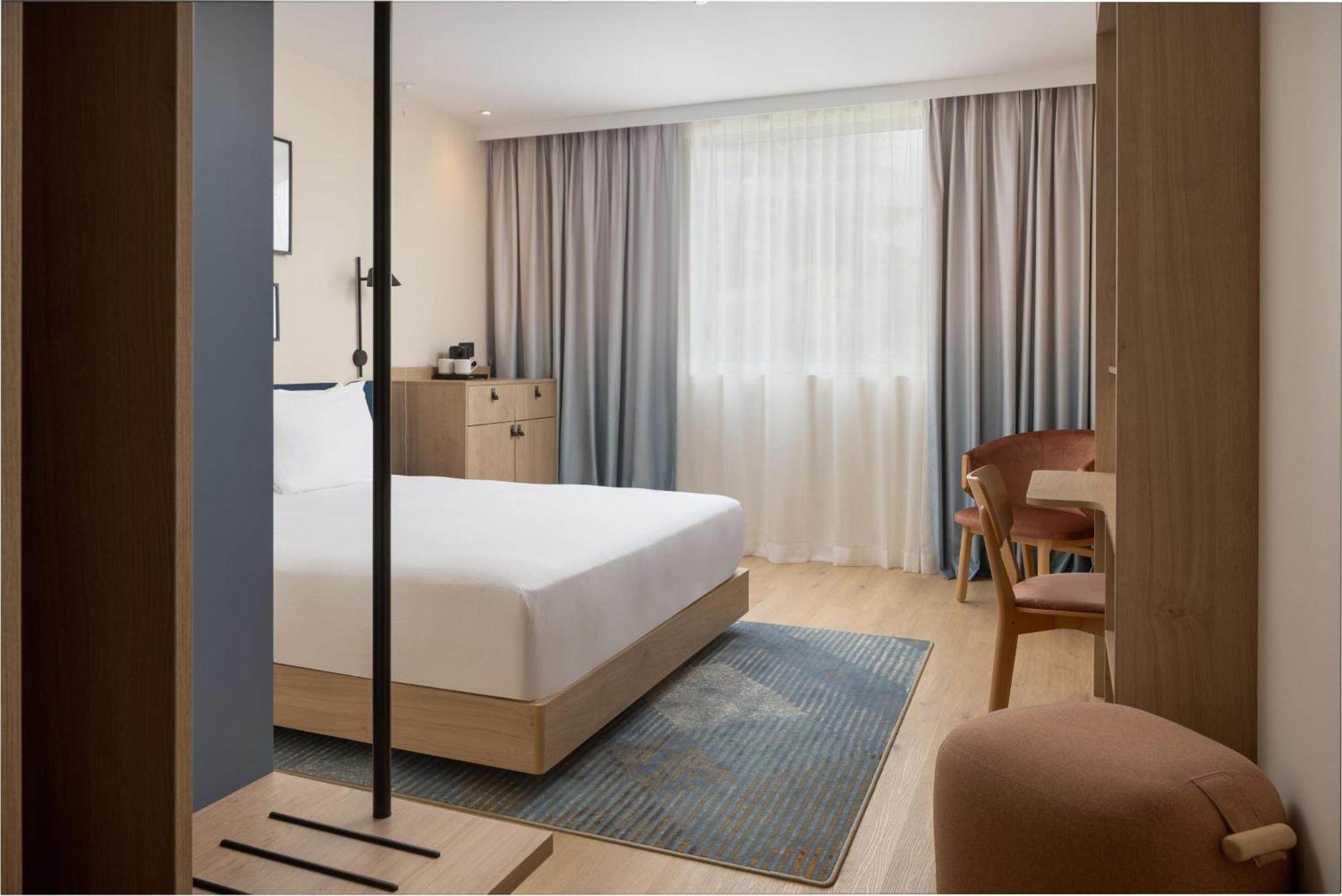 Chambre Lit King-Size - Accessible aux Personnes à Mobilité Réduite