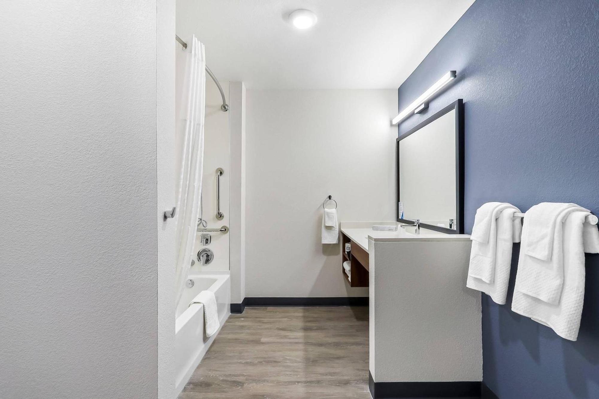 Queen Suite with Two Queen Beds and Tub - Disability Access/Non Smoking